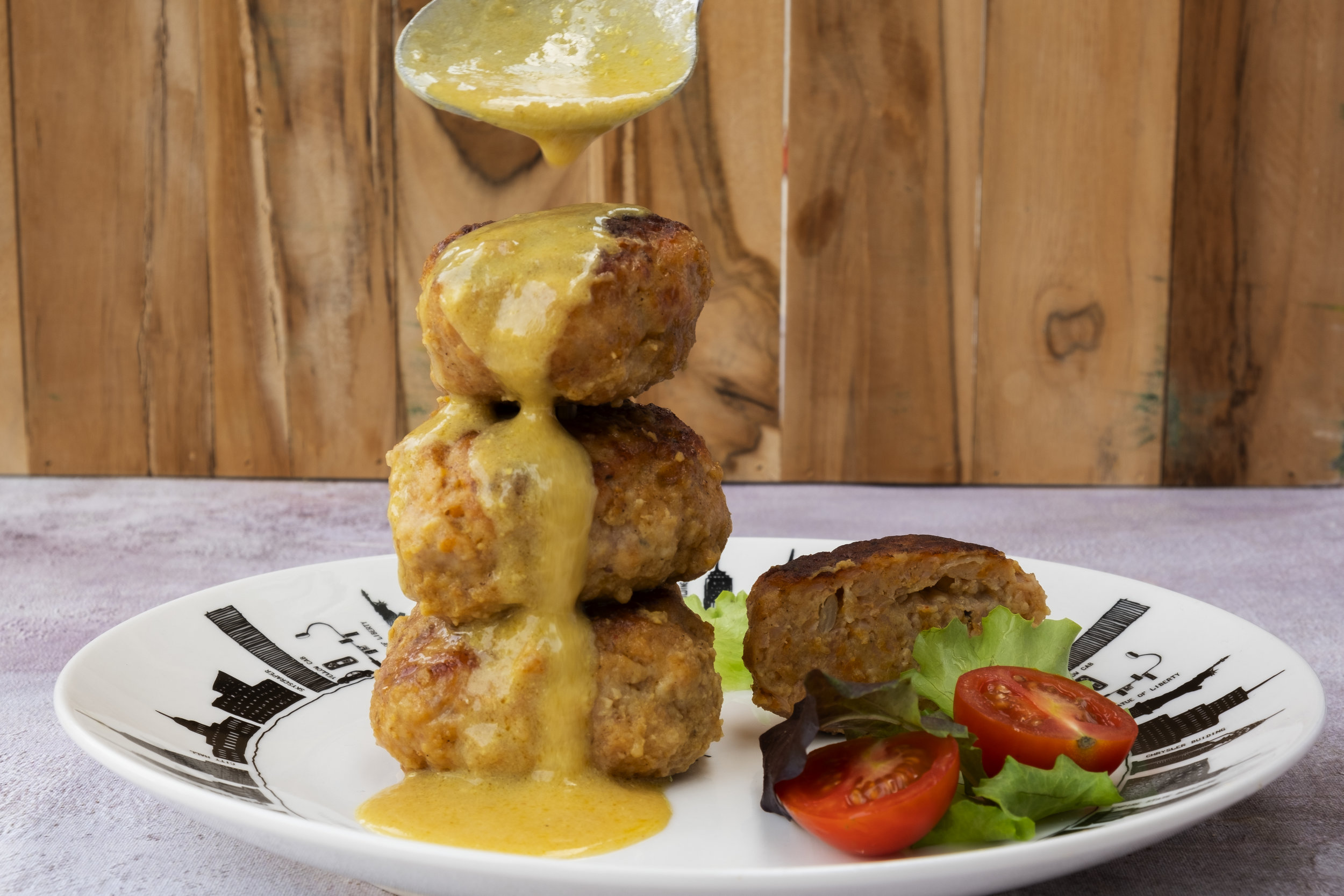 Kipgehaktballetjes met mosterdjus