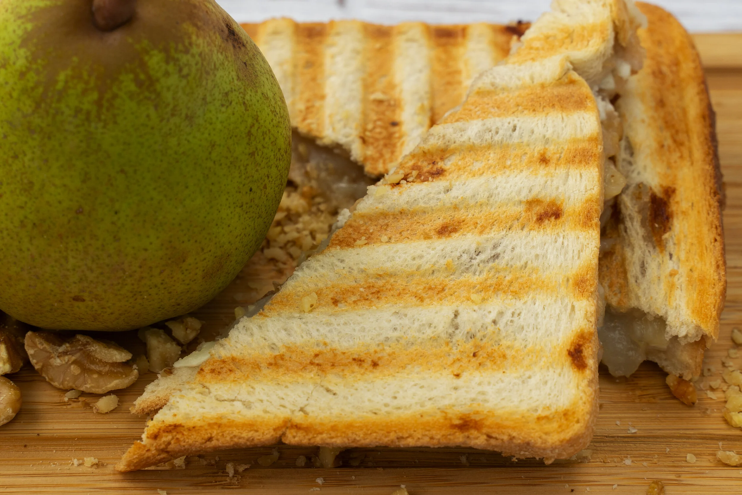 Tosti met geitenkaas, peer en walnoot