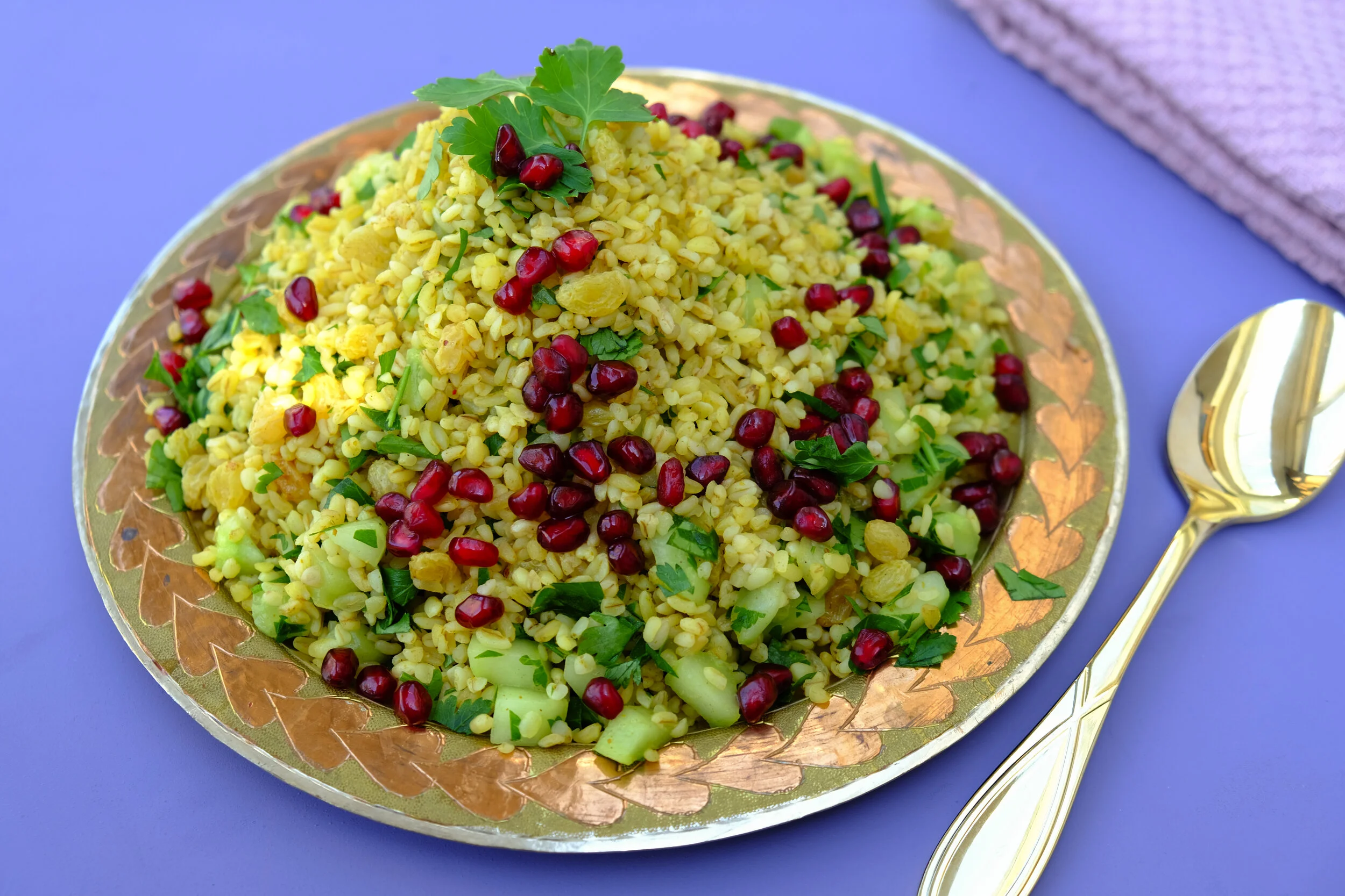 Taboulé salade met rozijnen en granaatappelpitjes