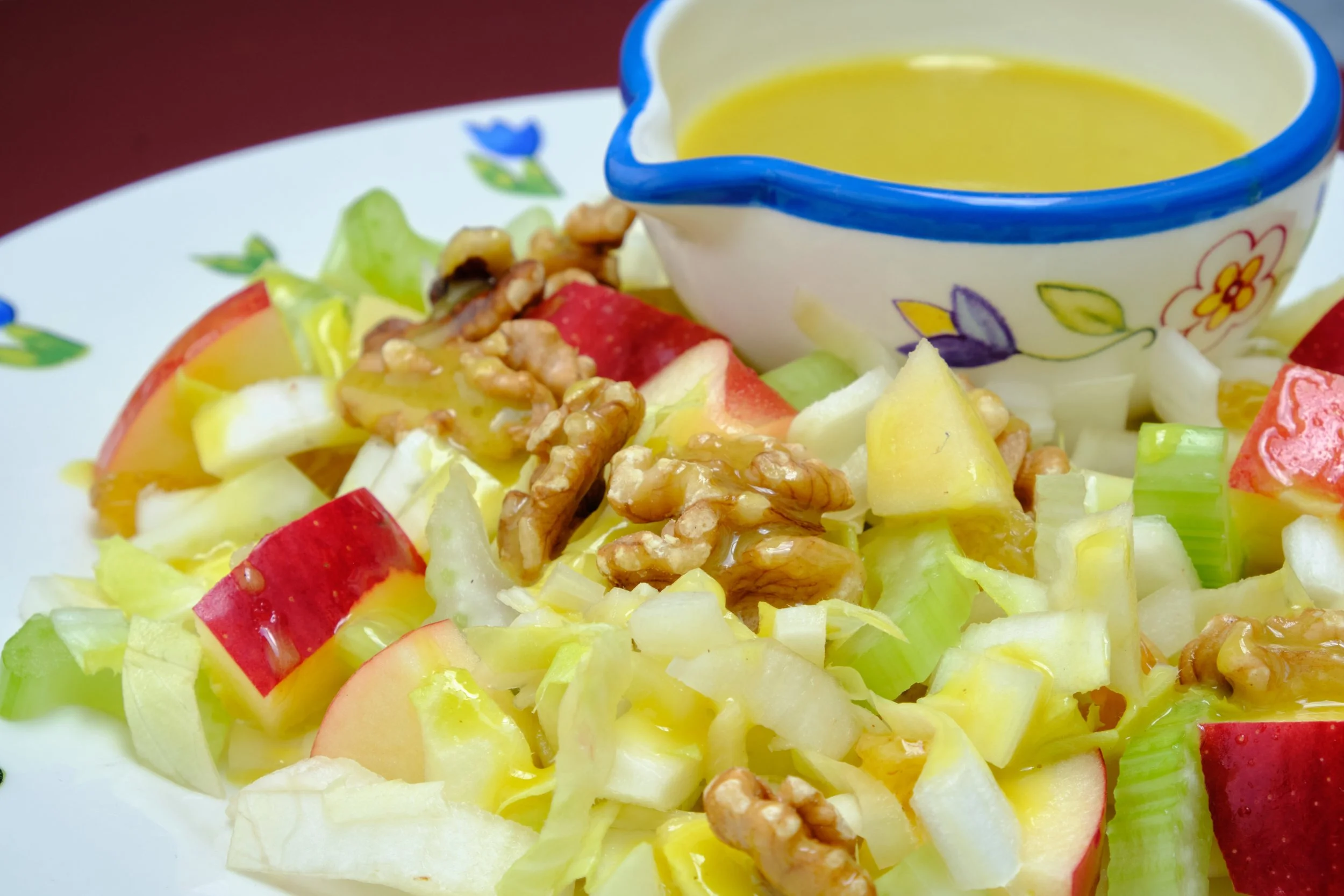 Witlofsalade met bleekselderij, appel en walnoten