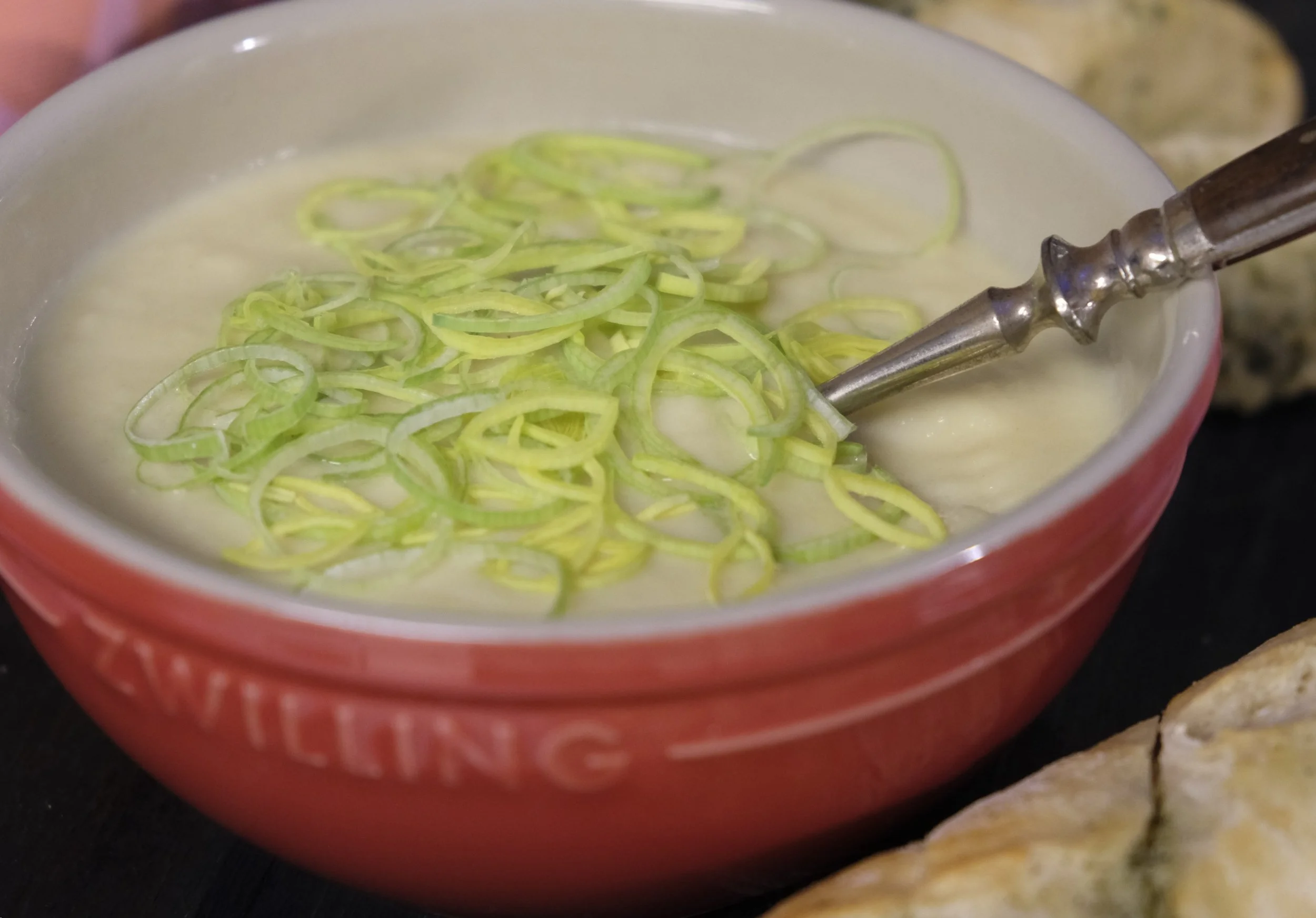 Knolselderijsoep met prei en mosterd