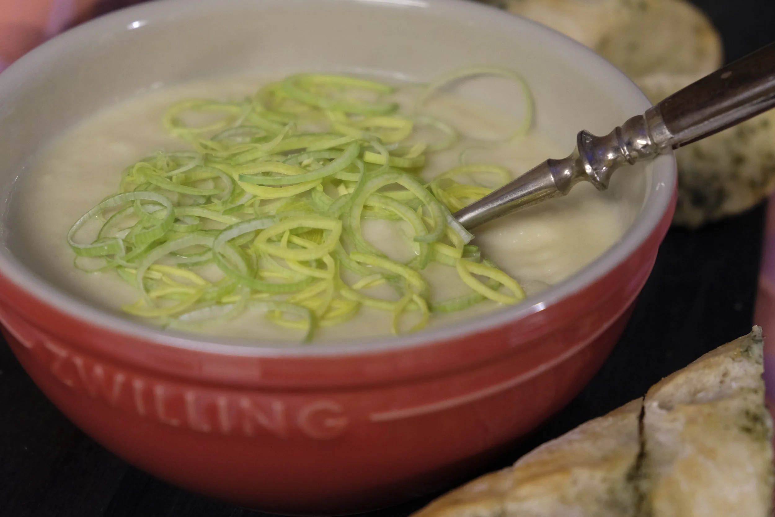 Knolselderijsoep met prei en mosterd