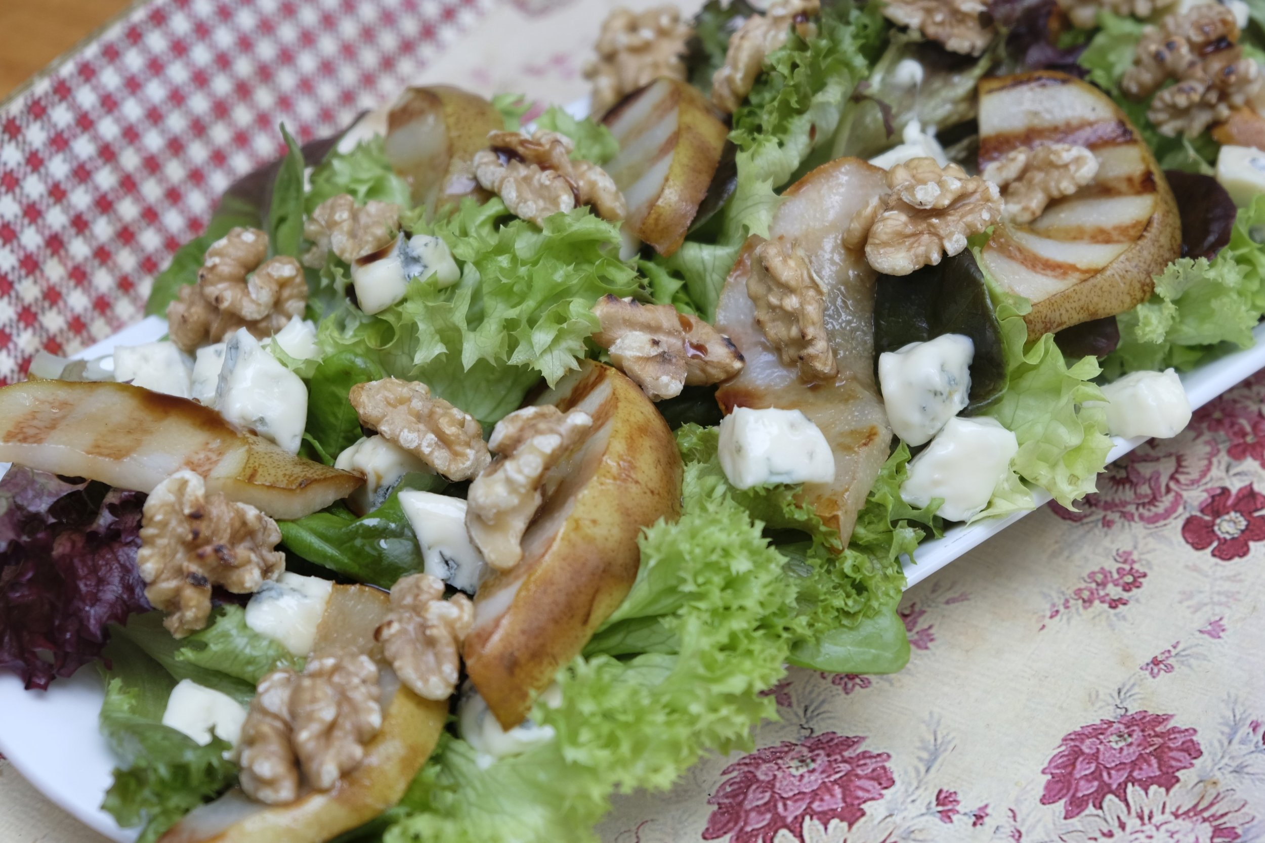 Salade met gegrilde peer, blauwe kaas en walnoten