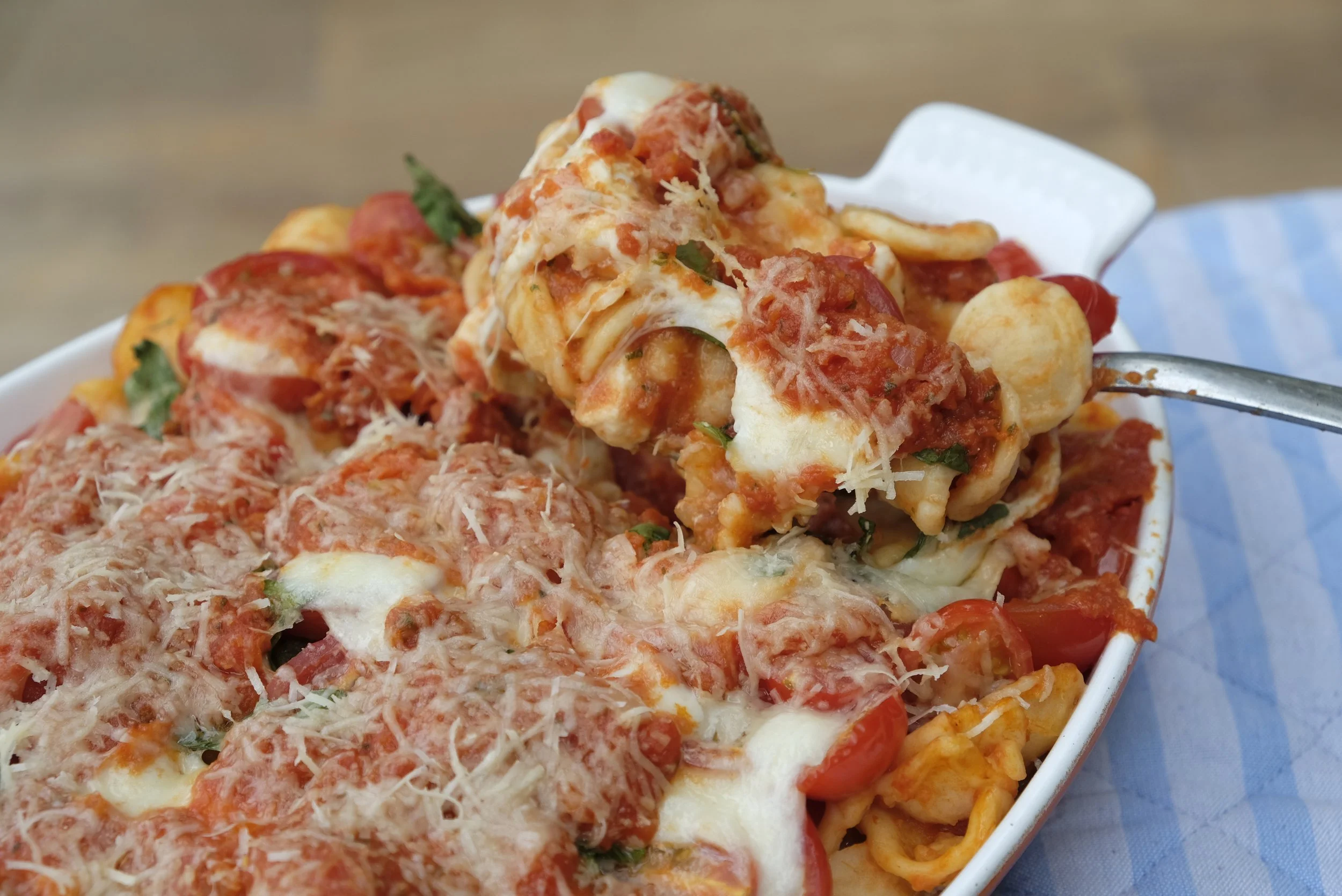 Pasta uit de oven met mozzarella en tomaat