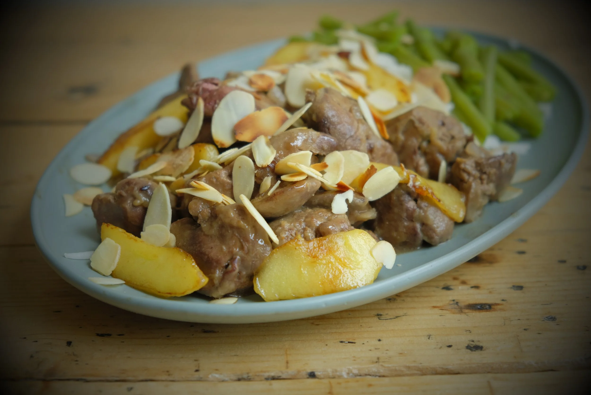 Kippenlevertjes met appel en amandelen