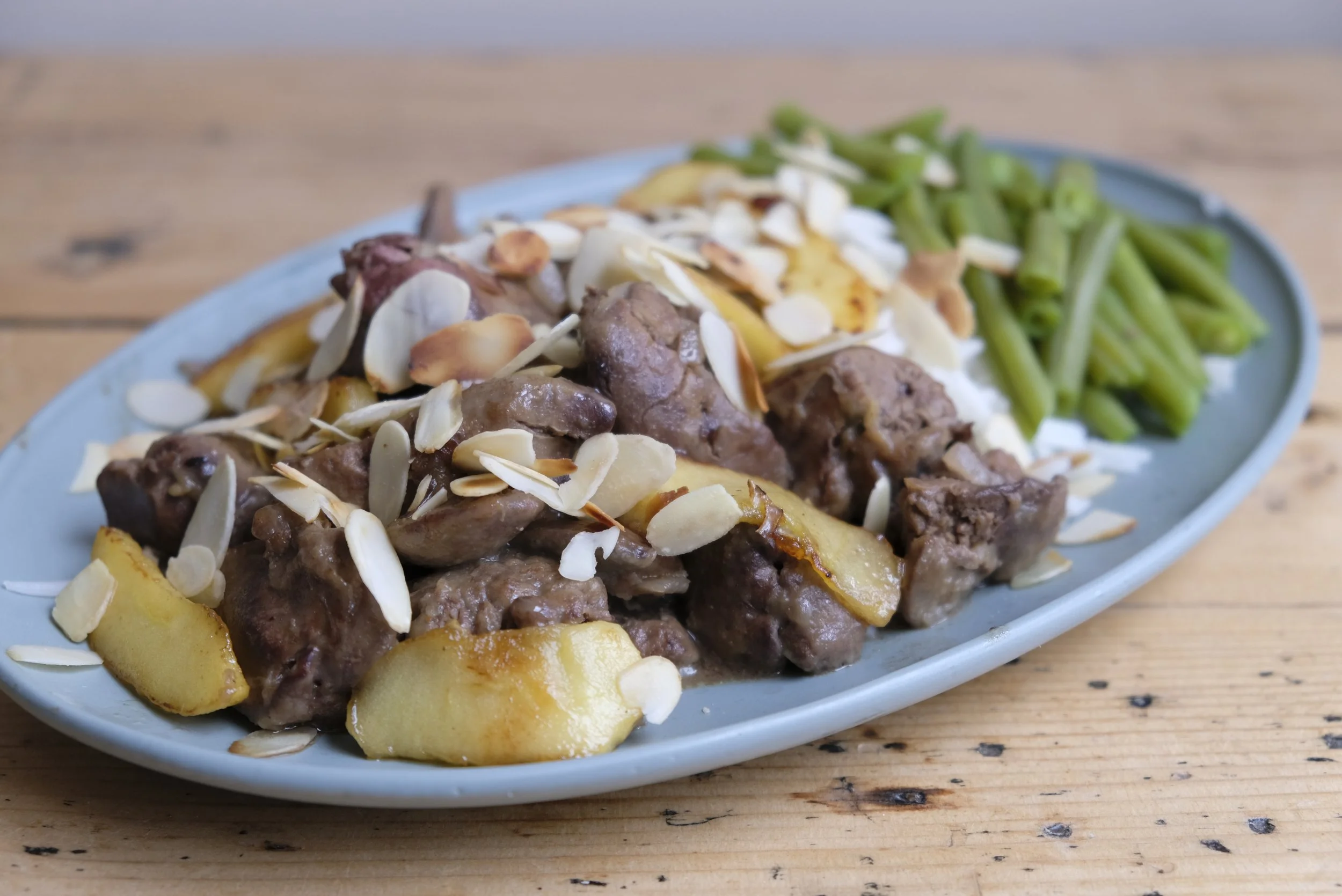 Kippenlevertjes met appel en amandelen