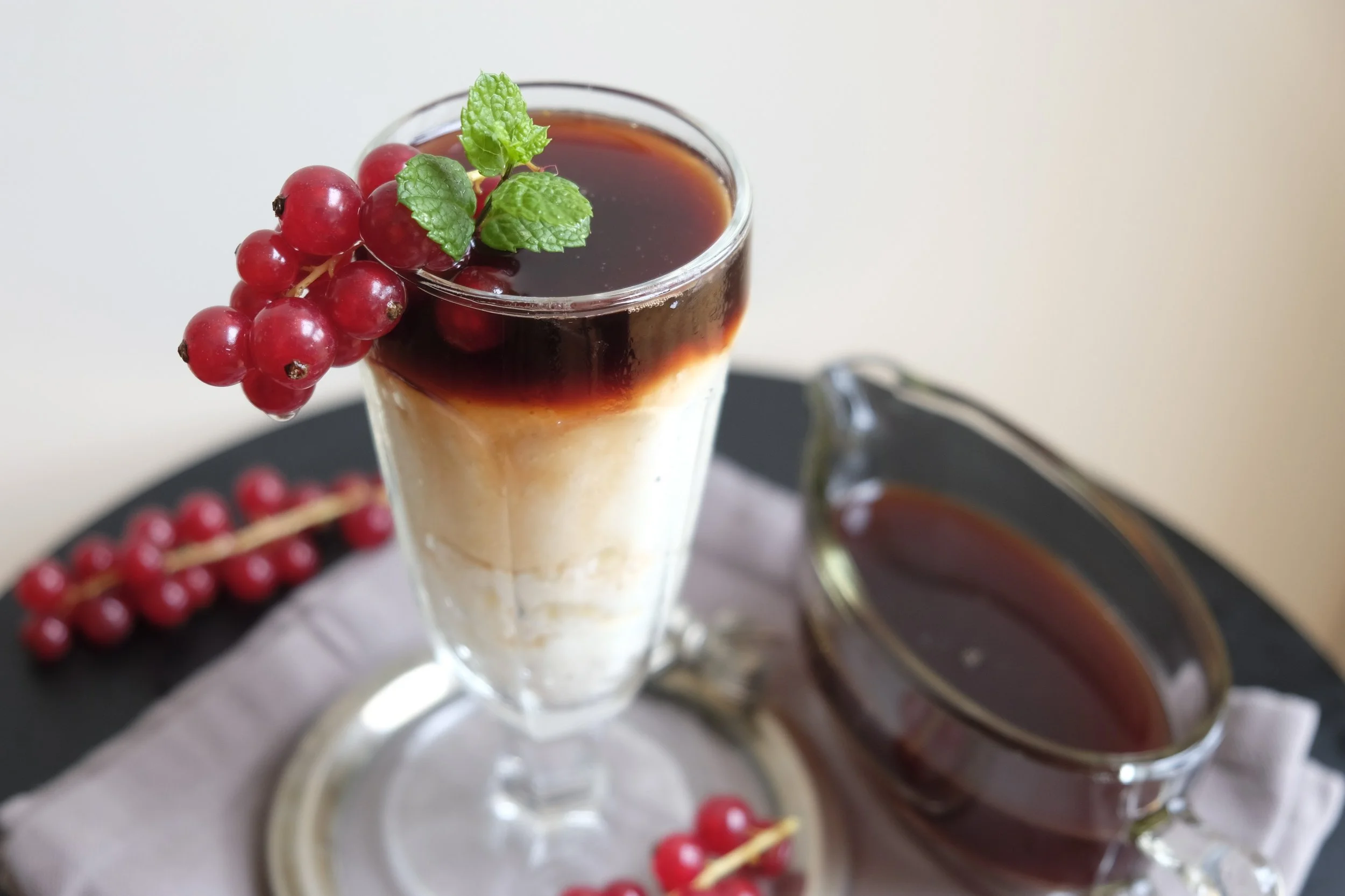 Luchtige griesmeelpudding met bessensaus