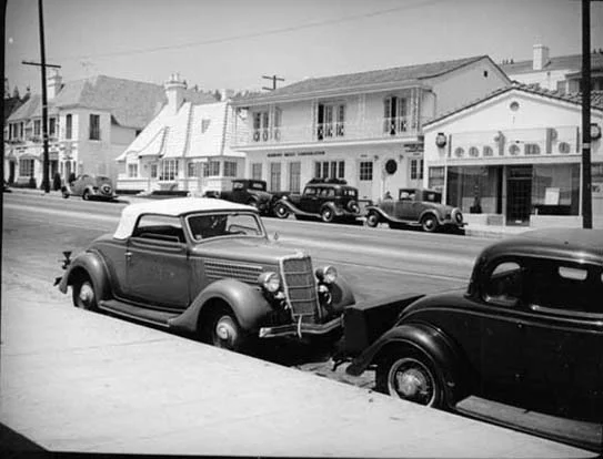 Sunset Plaza became the place to shop for the new wealthy class created by the silent film industry. Celebrities flocked to the hills, and made Laurel Canyon, Beverly Hills, Benedict Canyon, and Bel-Air their homes.