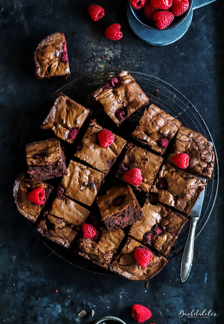 Schoko-Brownies mit Himbeeren von Oben fotografiert.