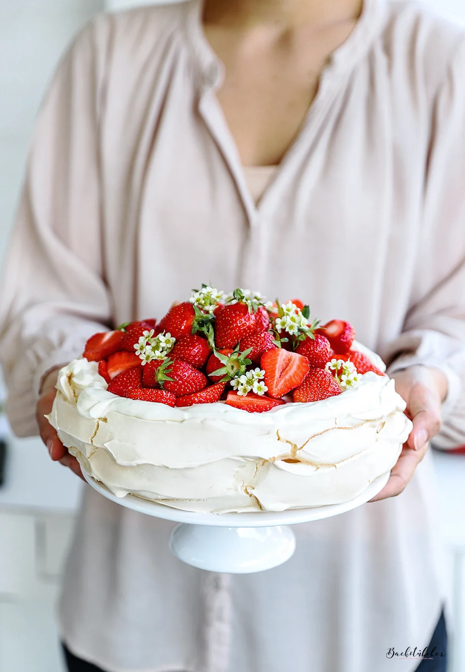 Pavlova mit Quark-Sahne-Creme und frischen Erdbeeren — Backstübchen