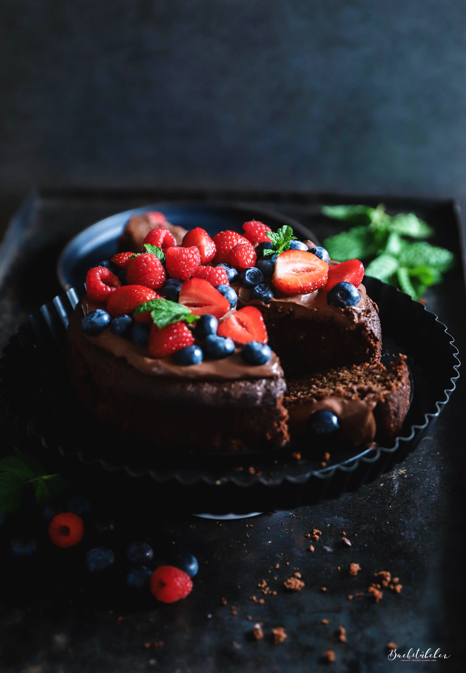 Lust auf ein low carb schokokuchen mit Zucchini und Beeren. Wir haben das passende Rezept.