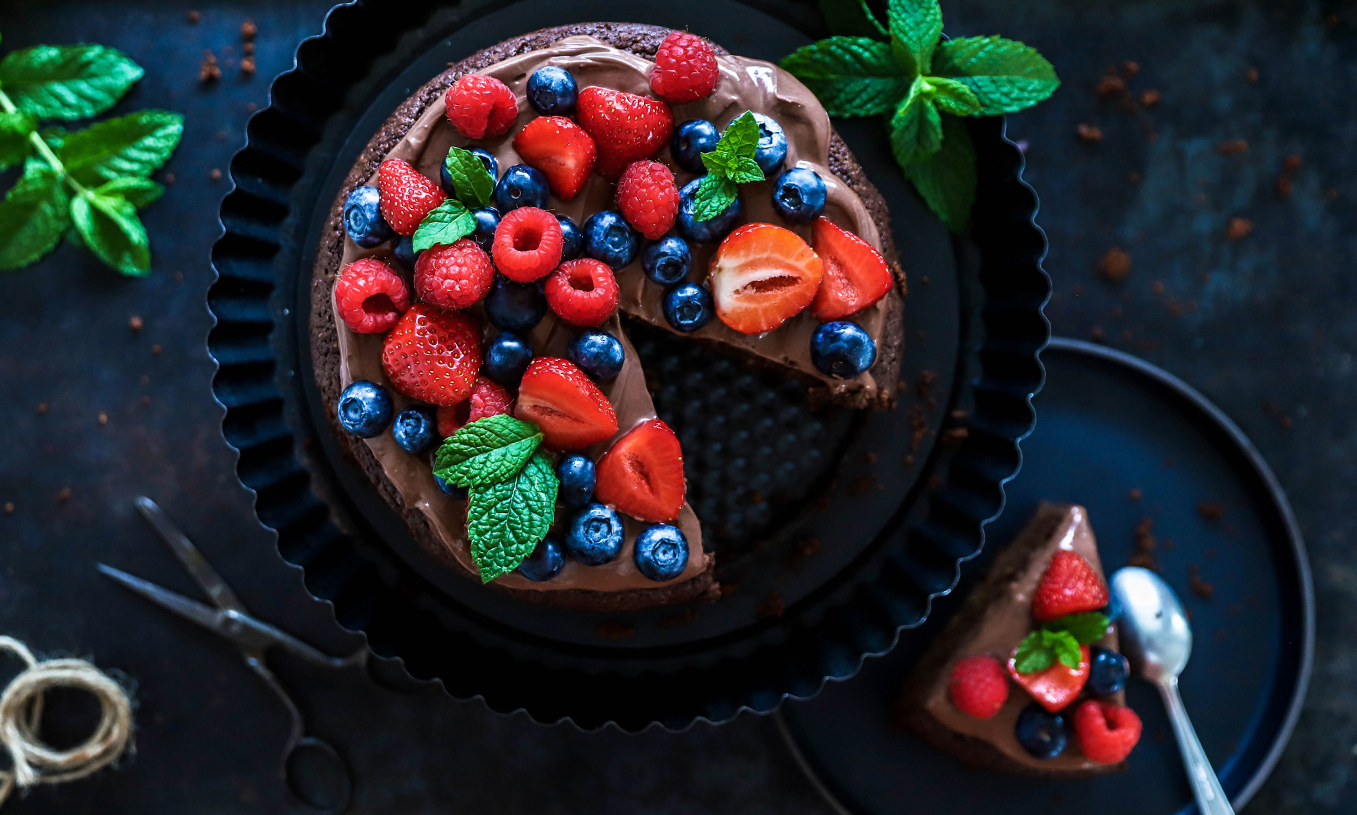 low carb schokokuchen mit Zucchini und Beeren von Oben fotografiert