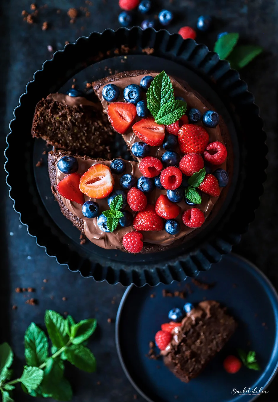 low carb schokokuchen mit Zucchini und Beeren ist ideal für die schlanke Linie
