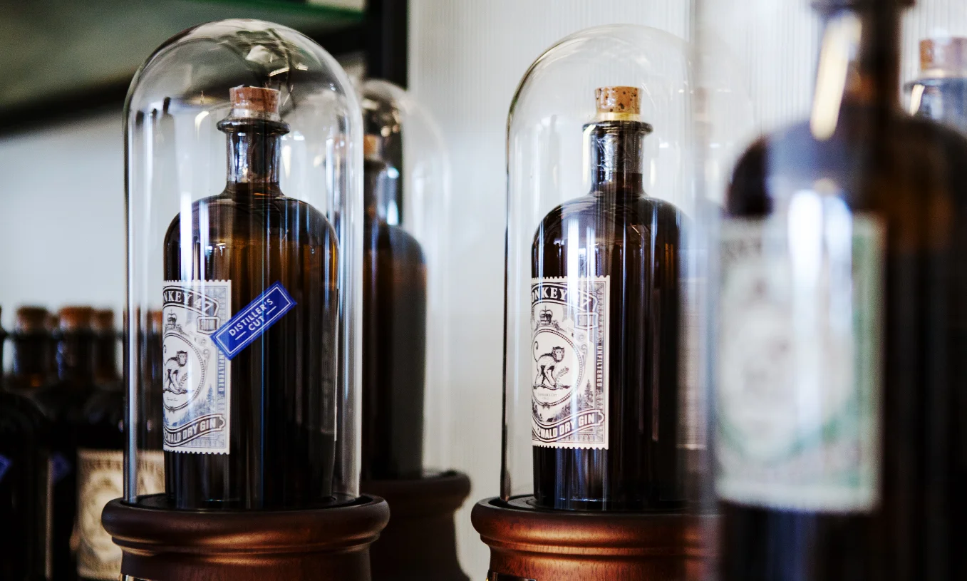 Bei der Führung bei Monkey 47 darf man mehrere Gins probieren