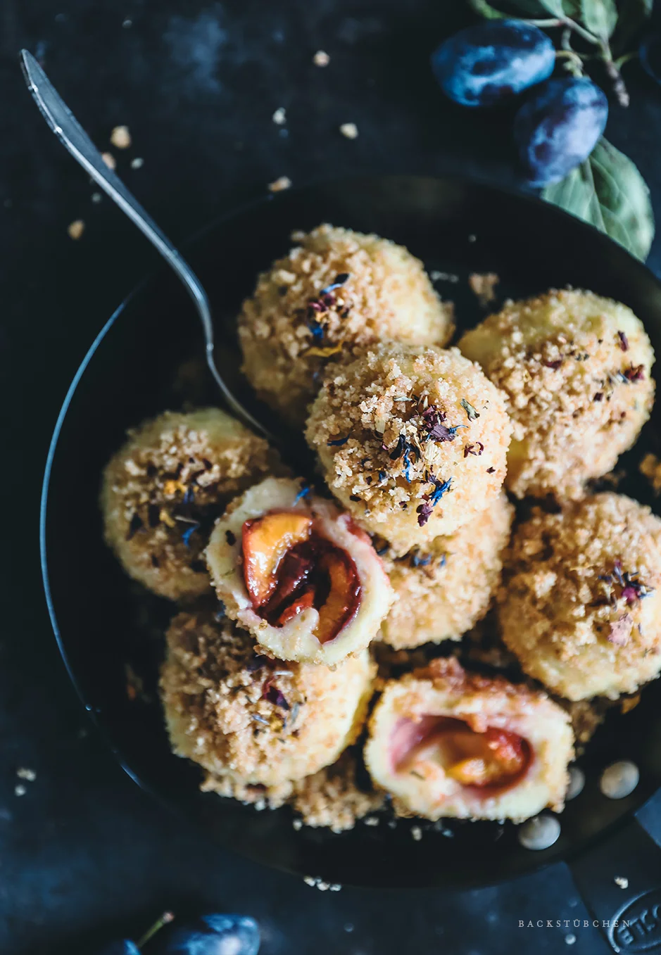 Zwetschgenknödel mit buttrigen Zimt-Kardamom-Bröseln — Backstübchen