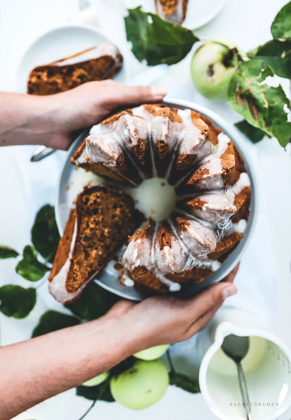 gugelhupf mit geriebenen äpfel in der Hand von Oben