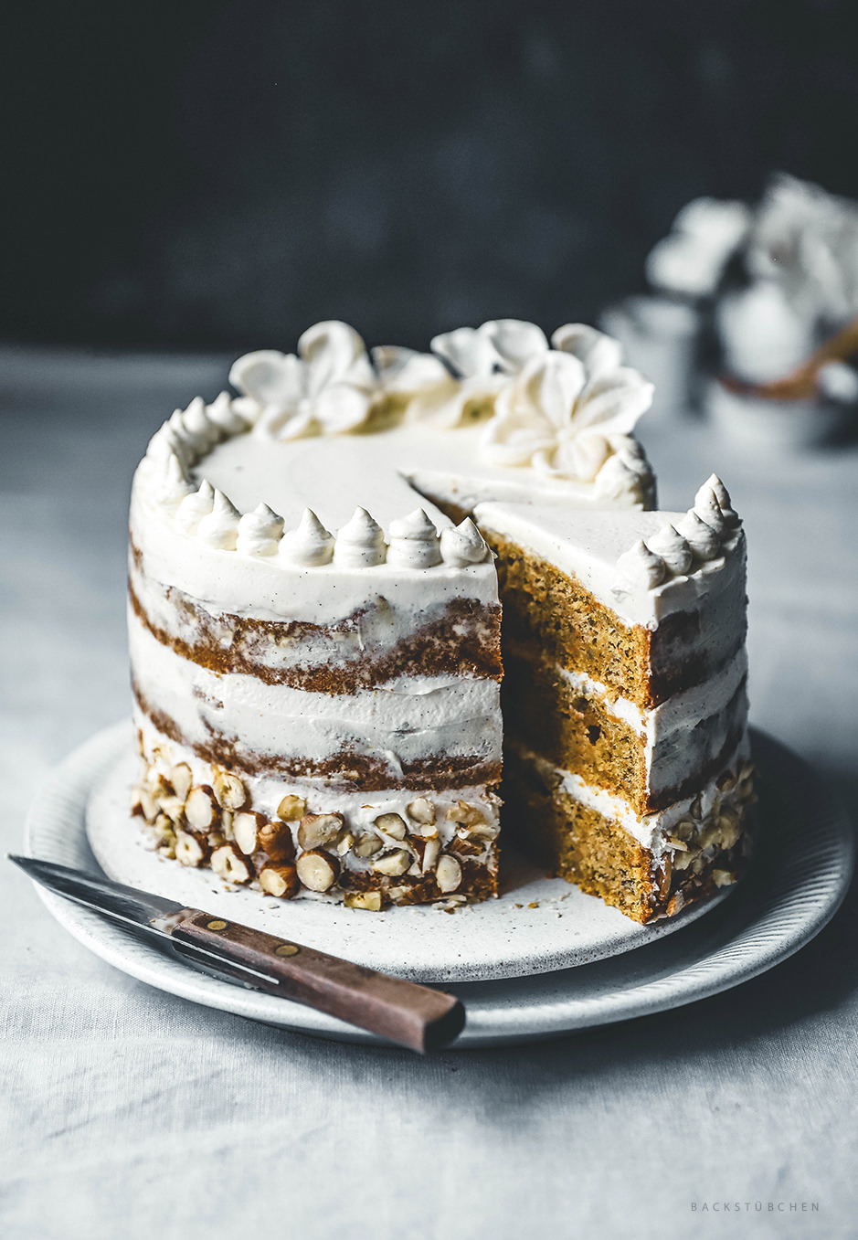 Karottentörtchen mit Haselnüssen und Vanille-Frischkäse-Frosting Karottentörtchen mit Haselnüssen und Vanille-Frischkäse-Frosting