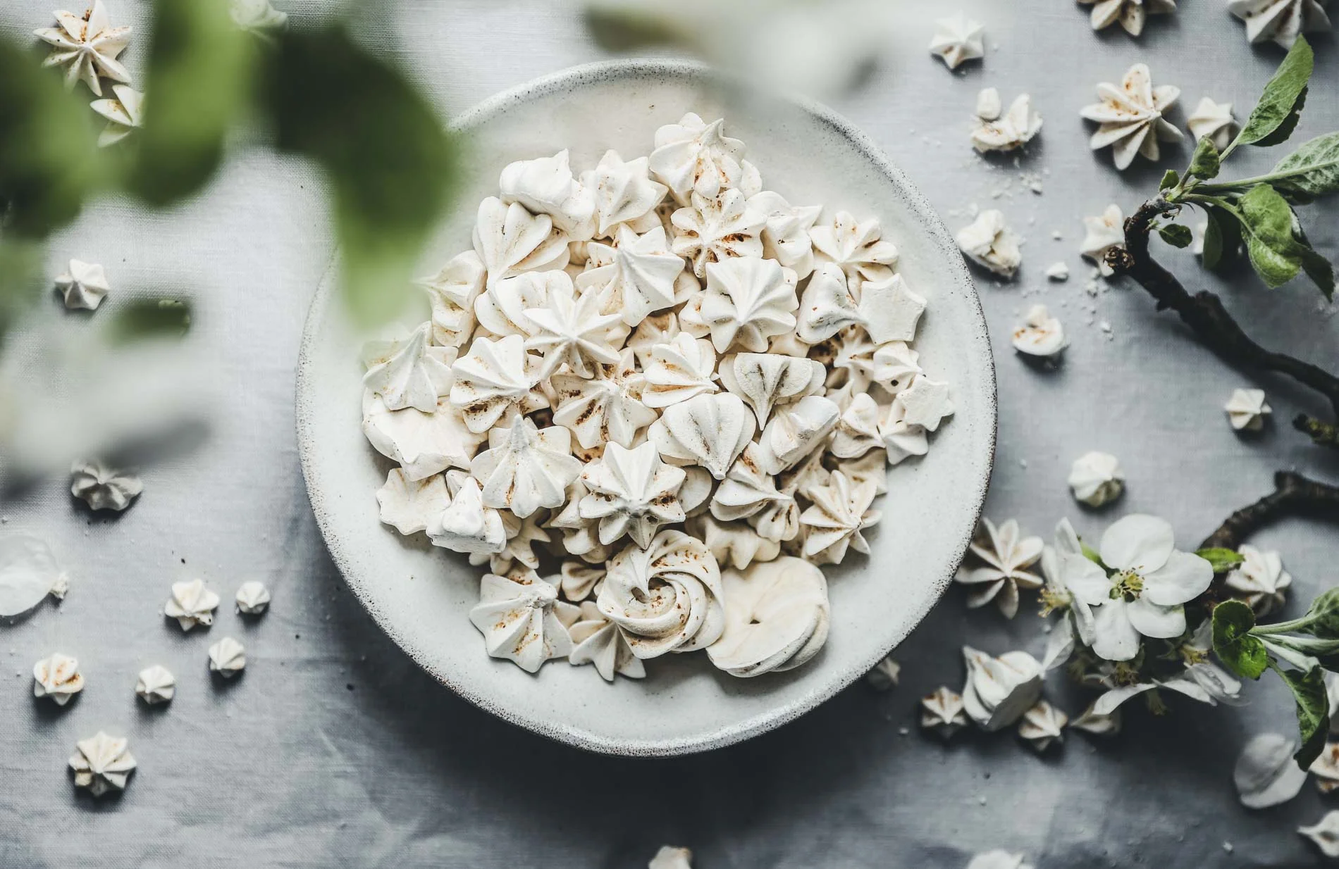 Schmecken pur oder als Topping für Torten: kleine Baisers mit Mokka-Geschmack.
