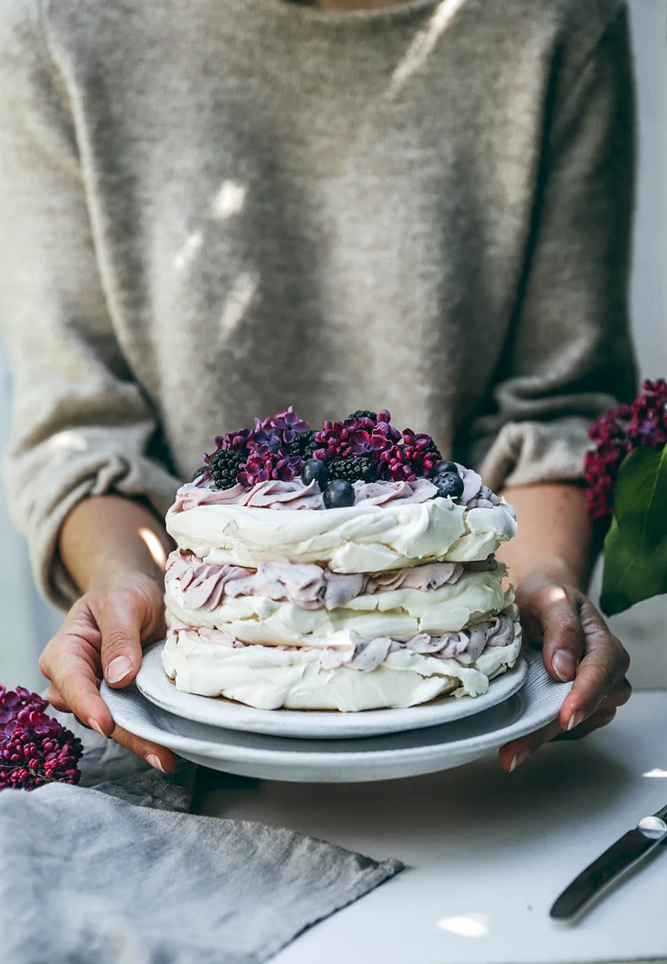 Gerade im Sommer ist eine Pavlova-Torte mit Blaubeer-Sahne-Creme perfekt