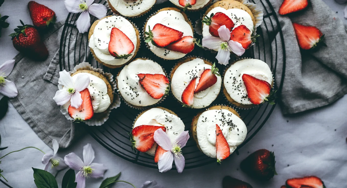 Ricotta-Chia-Cupcakes mit Tonka-Creme und Erdbeeren