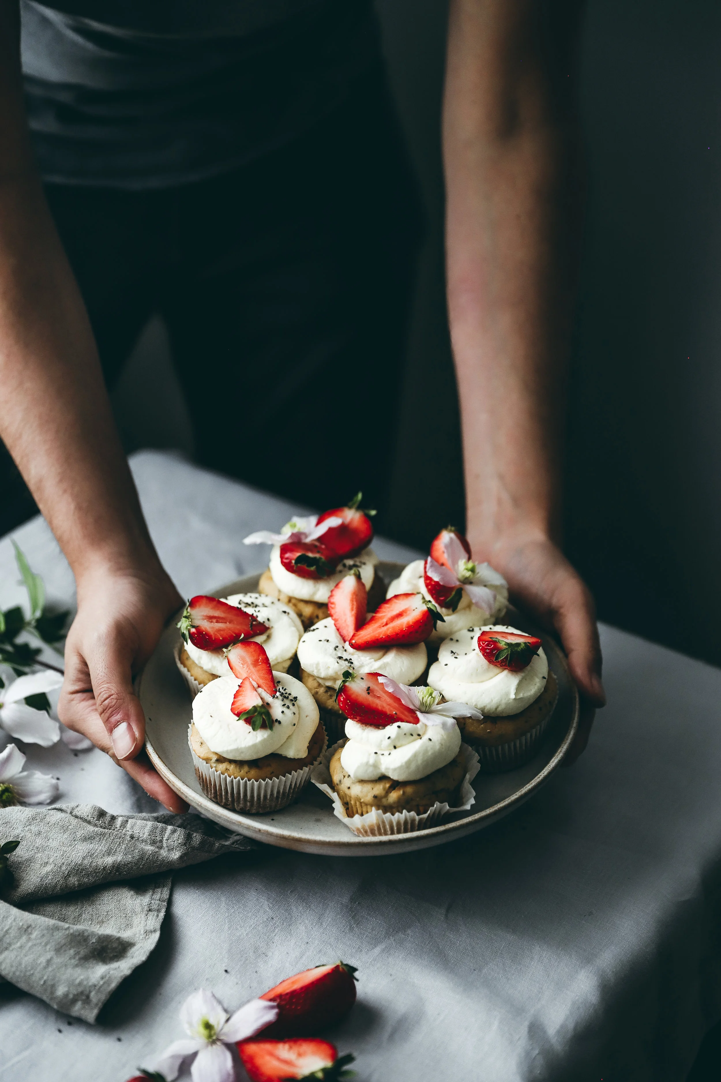 Wie wäre es mit Ricotta-Chia-Cupcakes mit Tonka-Creme und Erdbeeren?