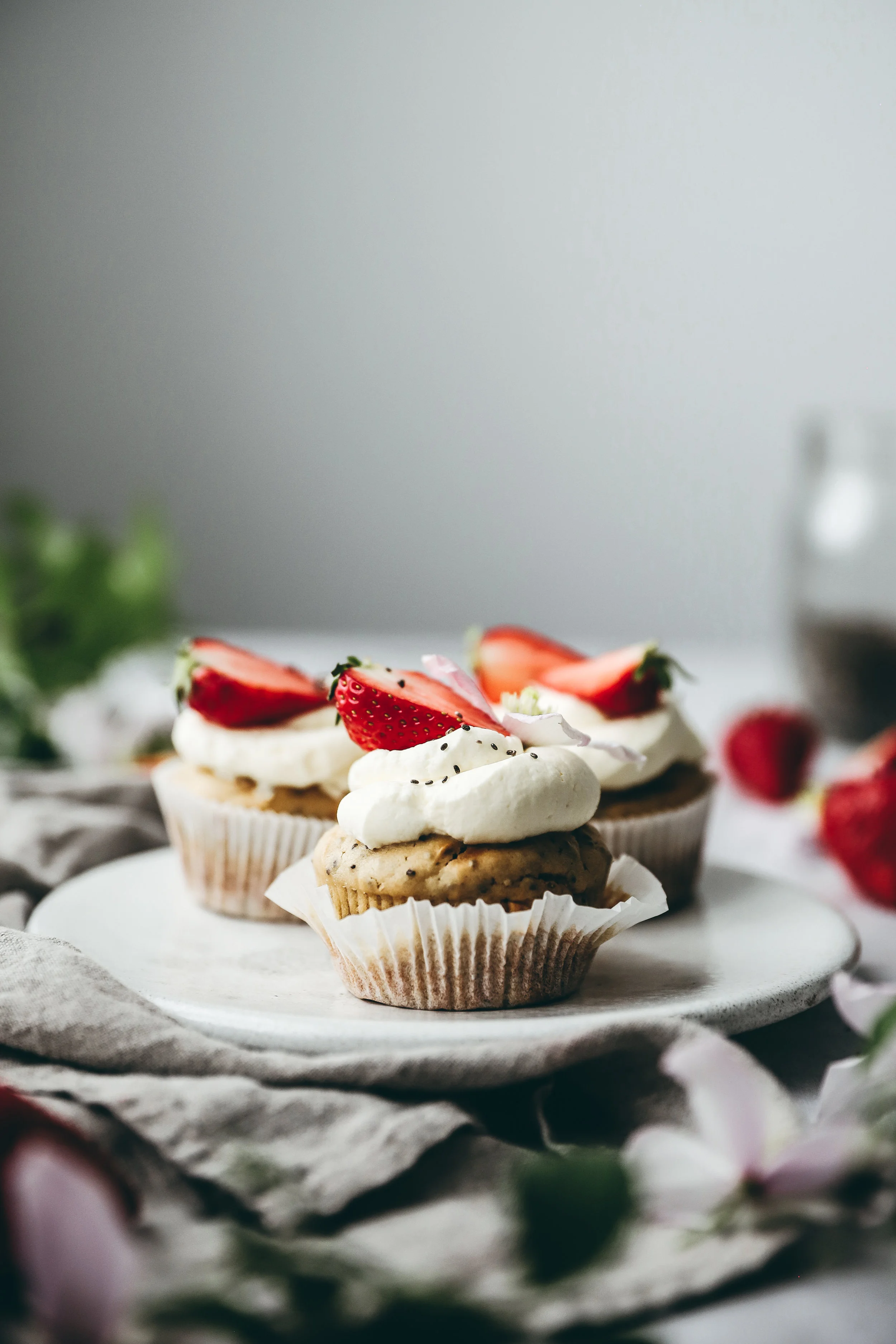 Cupcakes einmal anders: Ricotta-Chia-Cupcakes mit Tonka-Creme und Erdbeeren