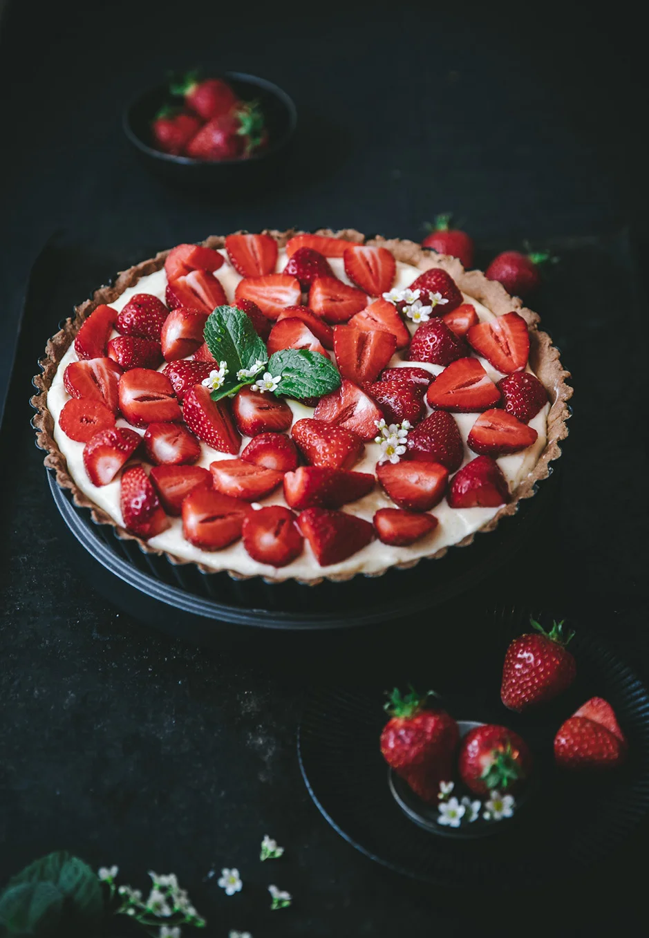 Mit frischen Erdbeeren belegt, schmeckt diese Tarte nach Sommer.