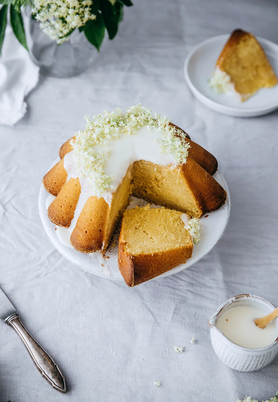 Saftig und lecker: Joghurt-Zitronen-Kuchen mit Holunder.