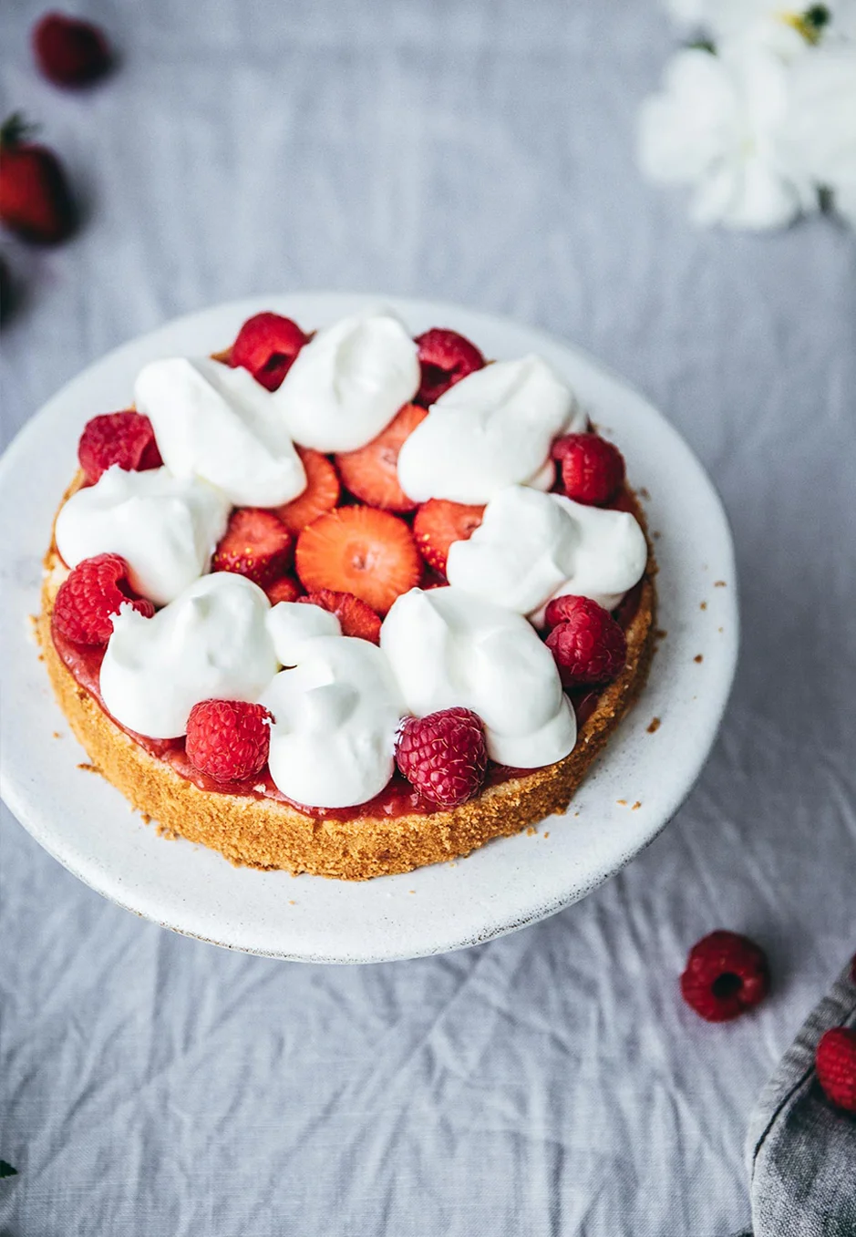 Creme und Beeren sorgen für sommerlichen Genuss.