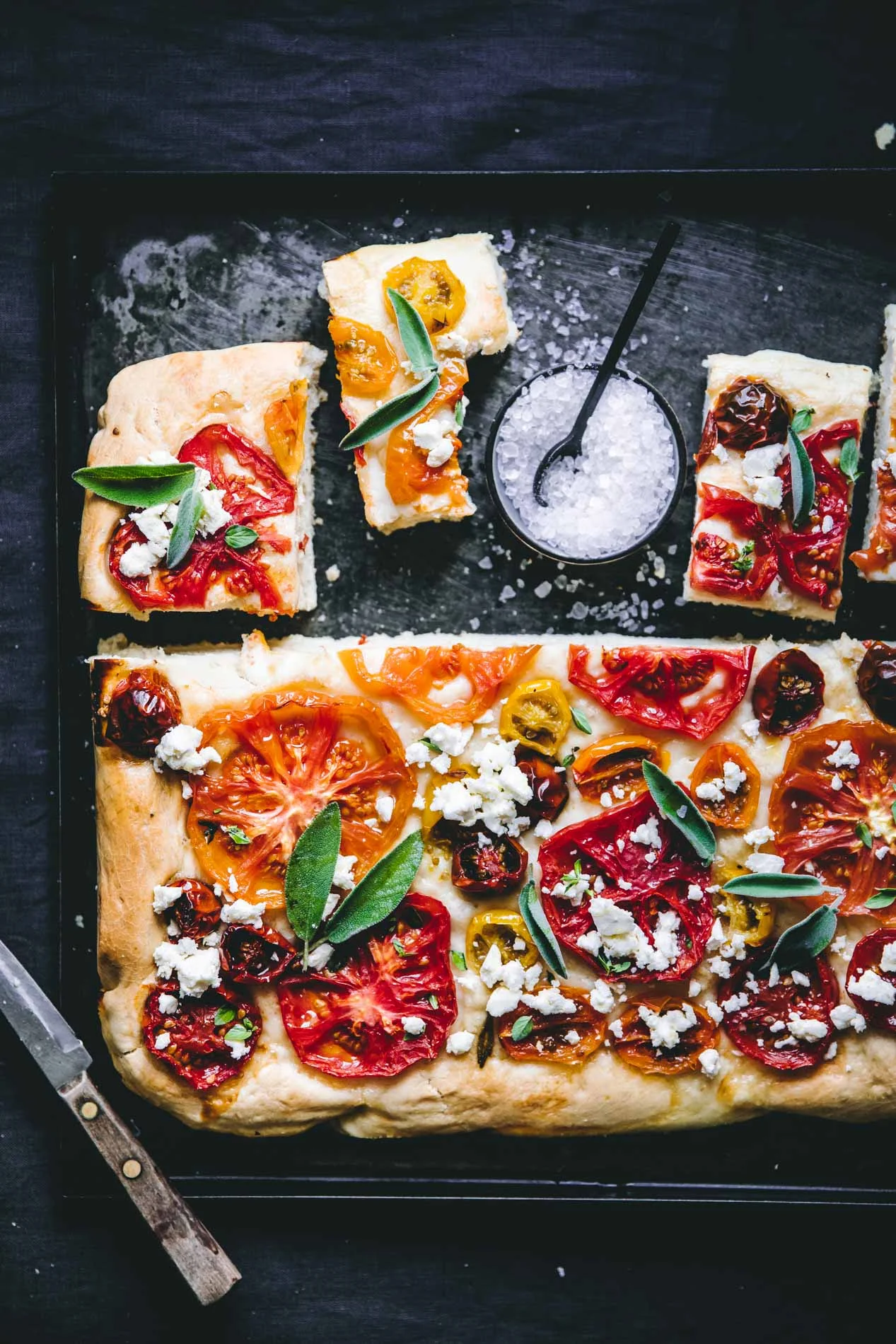 Schmeckt lauwarm am besten: Frisch gebackene Focaccia mit Tomaten.