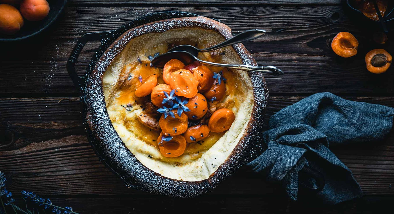 Dutch Baby ist in den USA ein Frühstücksklassiker. Der Pfannkuchen wird im Ofen gebacken und geht dort phänomenal auf.