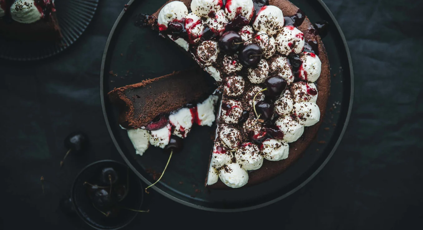 Schokokuchen Schwarzwälder Art: Wir zeigen dir, wie du den Kuchenklassiker in ein neues Gewand stecken kannst.