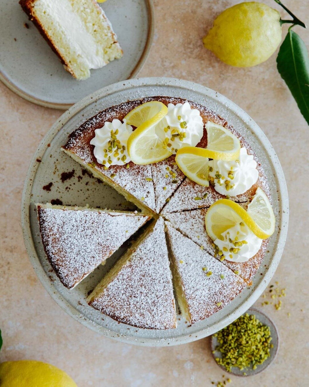 K&auml;se-Sahne-Torte mit fruchtig-frischer Zitronennote: Oder das perfekte T&ouml;rtchen, um sich auf dem Balkon schonmal in Fr&uuml;hlings- und Sonnenlaune zu versetzen. Das Rezept findest du bereits auf dem Blog. 
___
#k&auml;sesahne #torte #backe