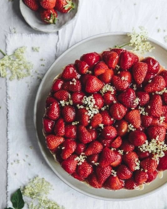Bald ist es wieder an der Zeit f&uuml;r dieses Lieblingsst&uuml;ck hier. Erdbeerkuchen mit Wiener Boden, Puddingcreme und Holunderbl&uuml;tenguss.

___
#erdbeeren #erdbeerkuchen #strawberry #cake #rezepte #backen