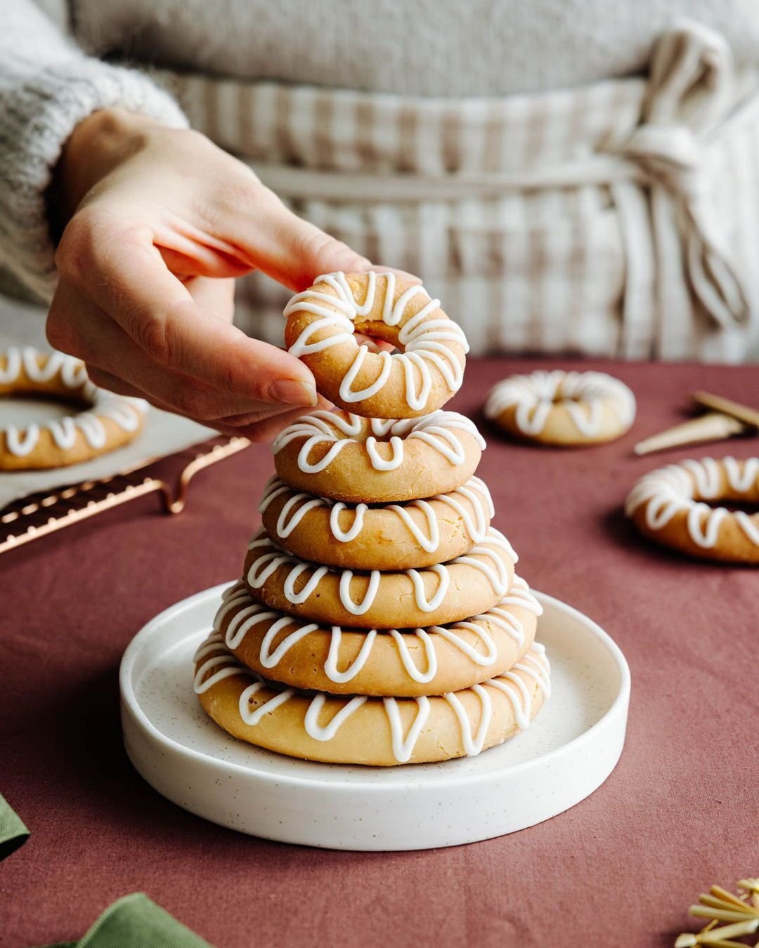 Kransekake, Pepperkakor, Risalamande und Mor Monsen: In unserer aktuellen Ausgabe &quot;Zeit f&uuml;r Fika&quot; haben wir auch eine kleine, weihnachtliche Rezeptstrecke eingebaut. Denn die Winter- und Weihnachtszeit wird in Skandinavien von vielen B