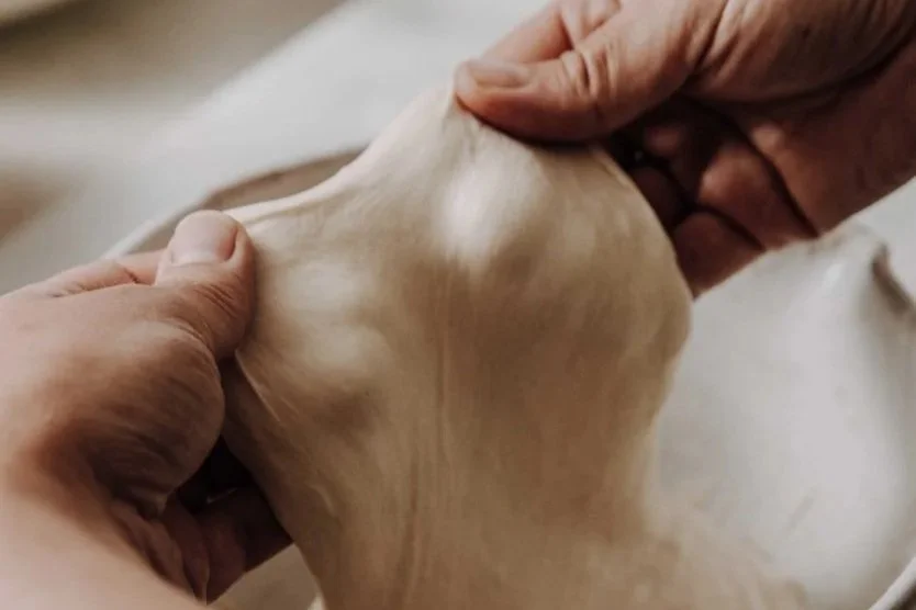 Der Fenstertest: So prüfst du, ob dein Teig fertig geknetet ist