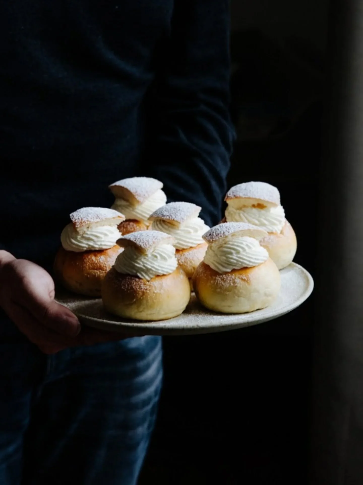 Falls du es nicht schon einmal gemacht hast, dann solltest du Semlor unbedingt einmal probieren! 

Die urspr&uuml;nglich aus Schweden stammenden Semlor sind traditionelle, s&uuml;&szlig;e Fastengeb&auml;cke. Typischerweise bestehen sie aus einem weic