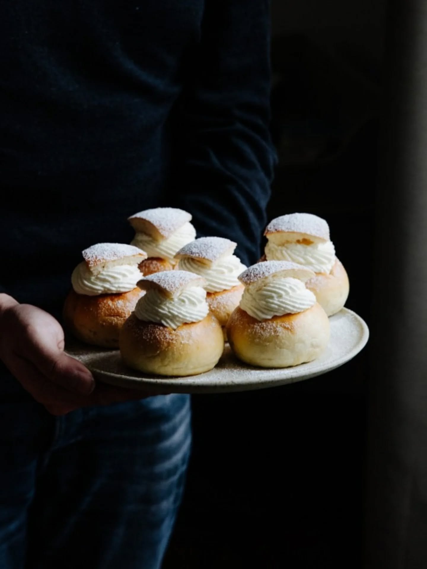 Falls du es nicht schon einmal gemacht hast, dann solltest du Semlor unbedingt einmal probieren! 

Die urspr&uuml;nglich aus Schweden stammenden Semlor sind traditionelle, s&uuml;&szlig;e Fastengeb&auml;cke. Typischerweise bestehen sie aus einem weic