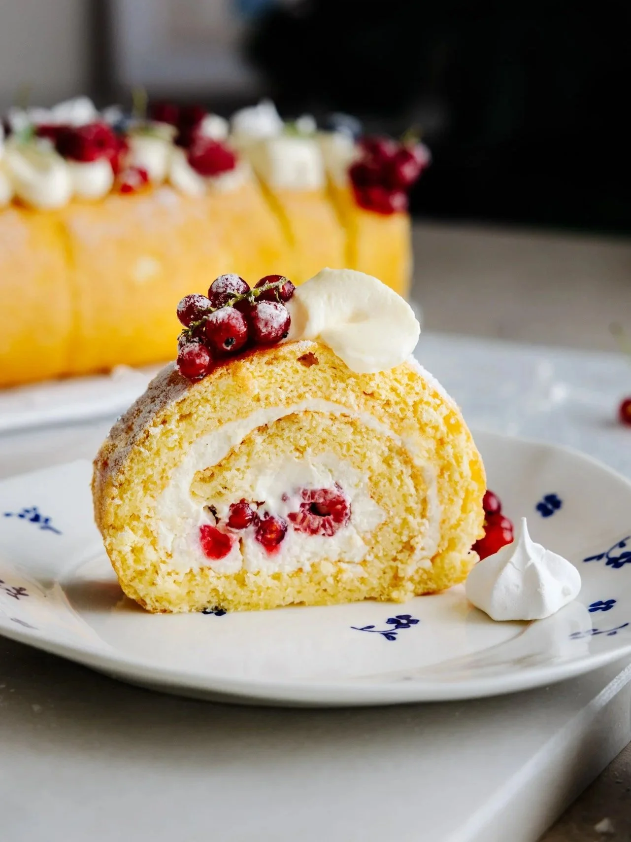 Biskuitroulade&nbsp;– gelingsicheres Grundrezept für eine fluffige Roulade