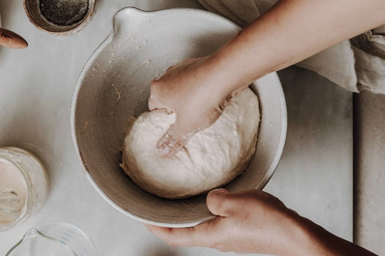 Dehnen und Falten: So bekommt dein Teig Struktur und Stabilität