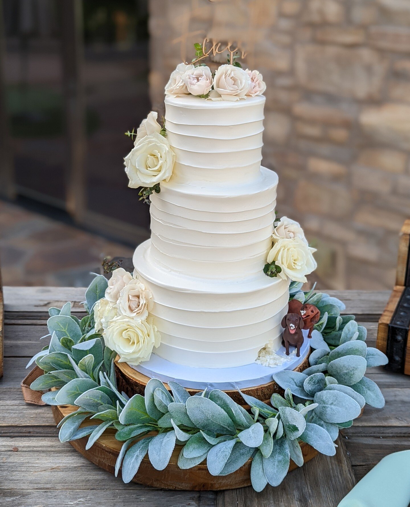 Horizontal rustic cake⁠
⁠
⁠
Have an upcoming wedding? Call us at⁠
(951) 699-2399 for a wedding consultation⁠
or visit our website at www.1914bakery.com for more info!⁠
⁠
#dessert #cakedesigner #flowers #temeculawine #chocolate #food #customcake #anni