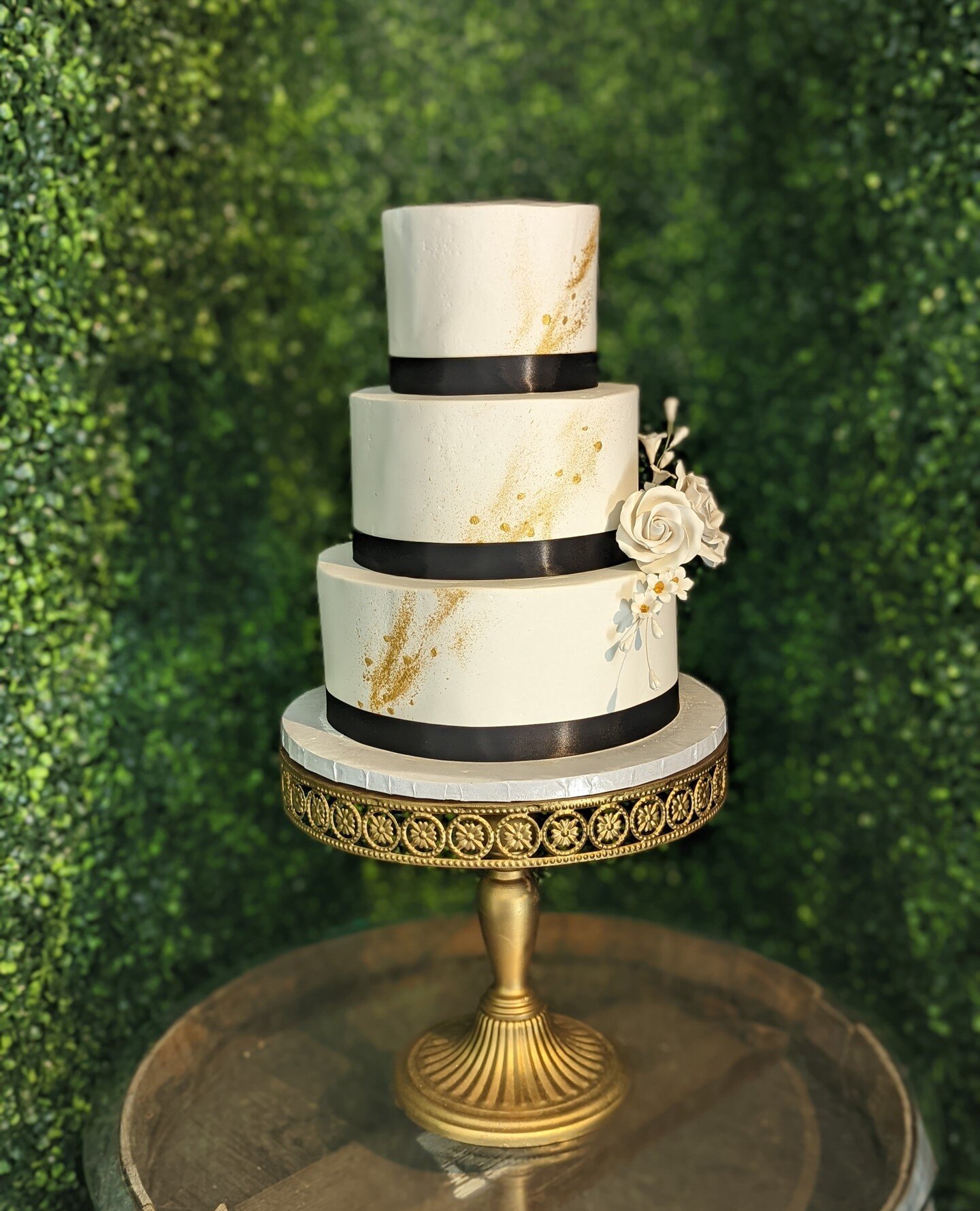 Gold splash wedding cake⁠
⁠
Have an upcoming wedding? Call us at⁠
(951) 699-2399 for a wedding consultation⁠
or visit our website at www.1914bakery.com for more info!⁠
⁠
#dessert #cakedesigner #flowers #temeculawine #chocolate #food #customcake #anni