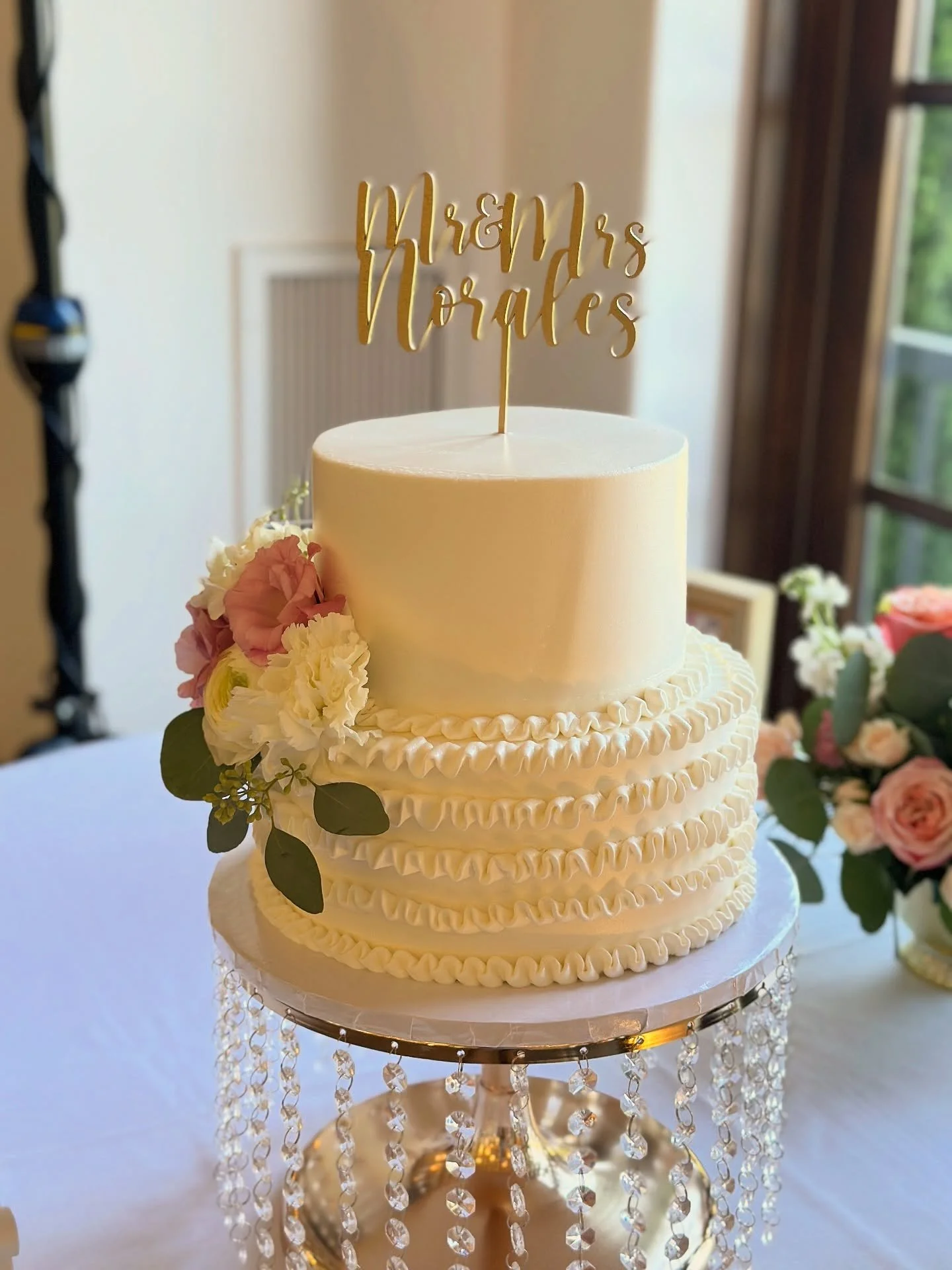 Fun and frilly wedding cake 💃🍰