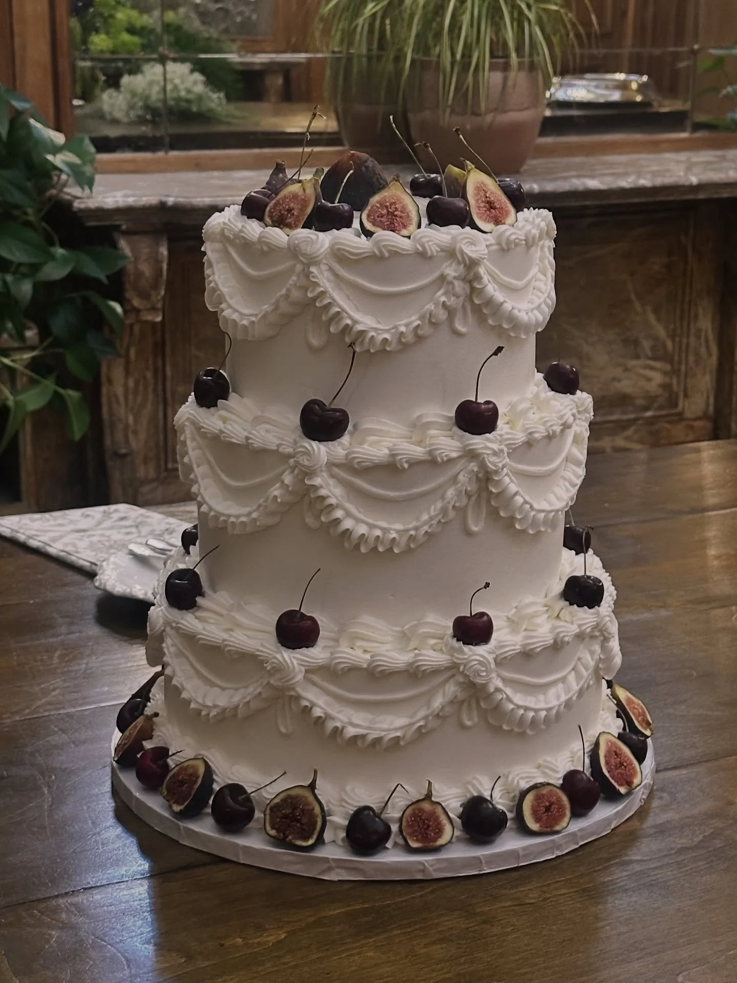 Beautiful fig and cherry vintage cake 🍒🎂🍰🤵&zwj;♂️