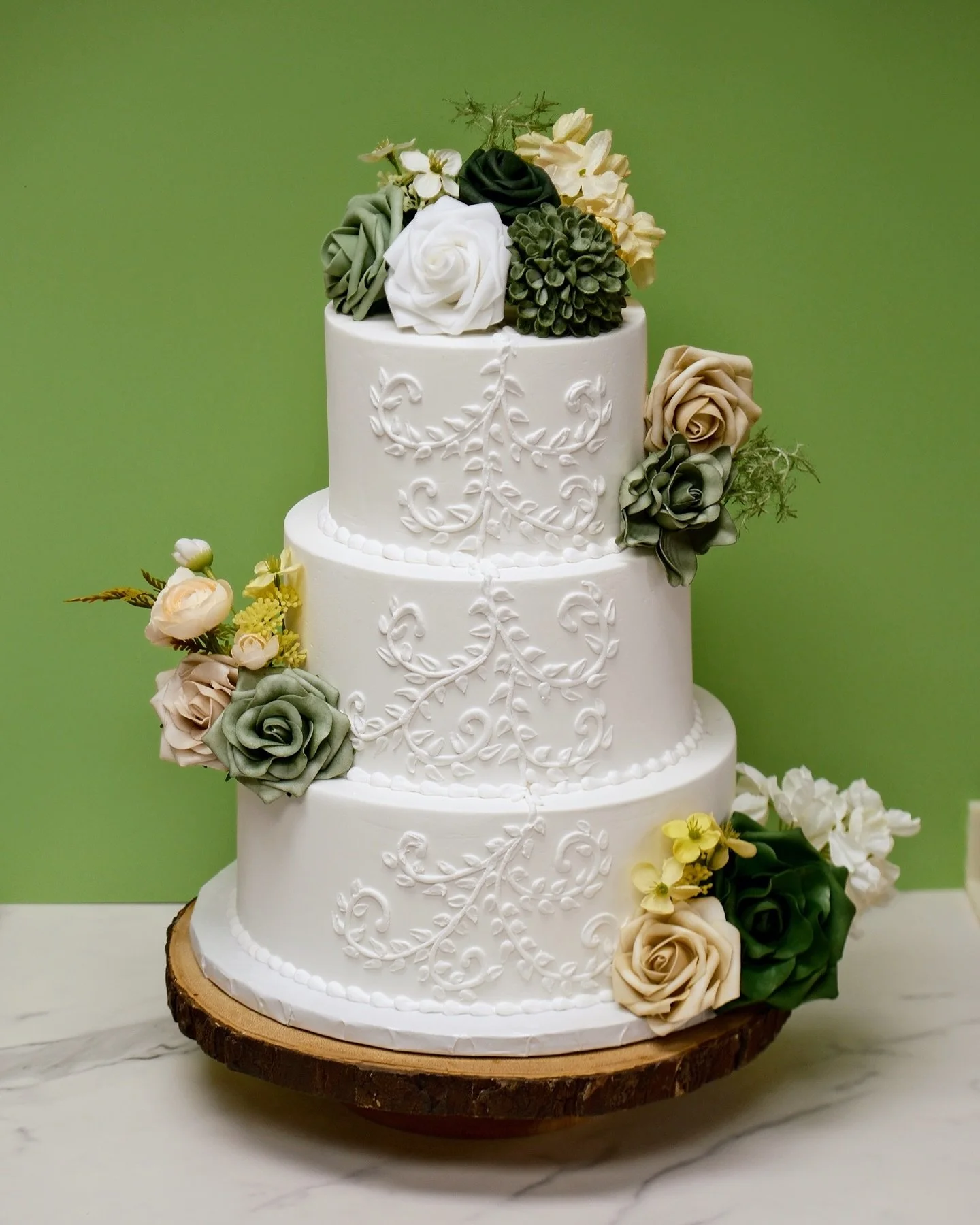 💚 cascading vine wedding cake #weddingcake #buttercream #temeculawedding #wedding