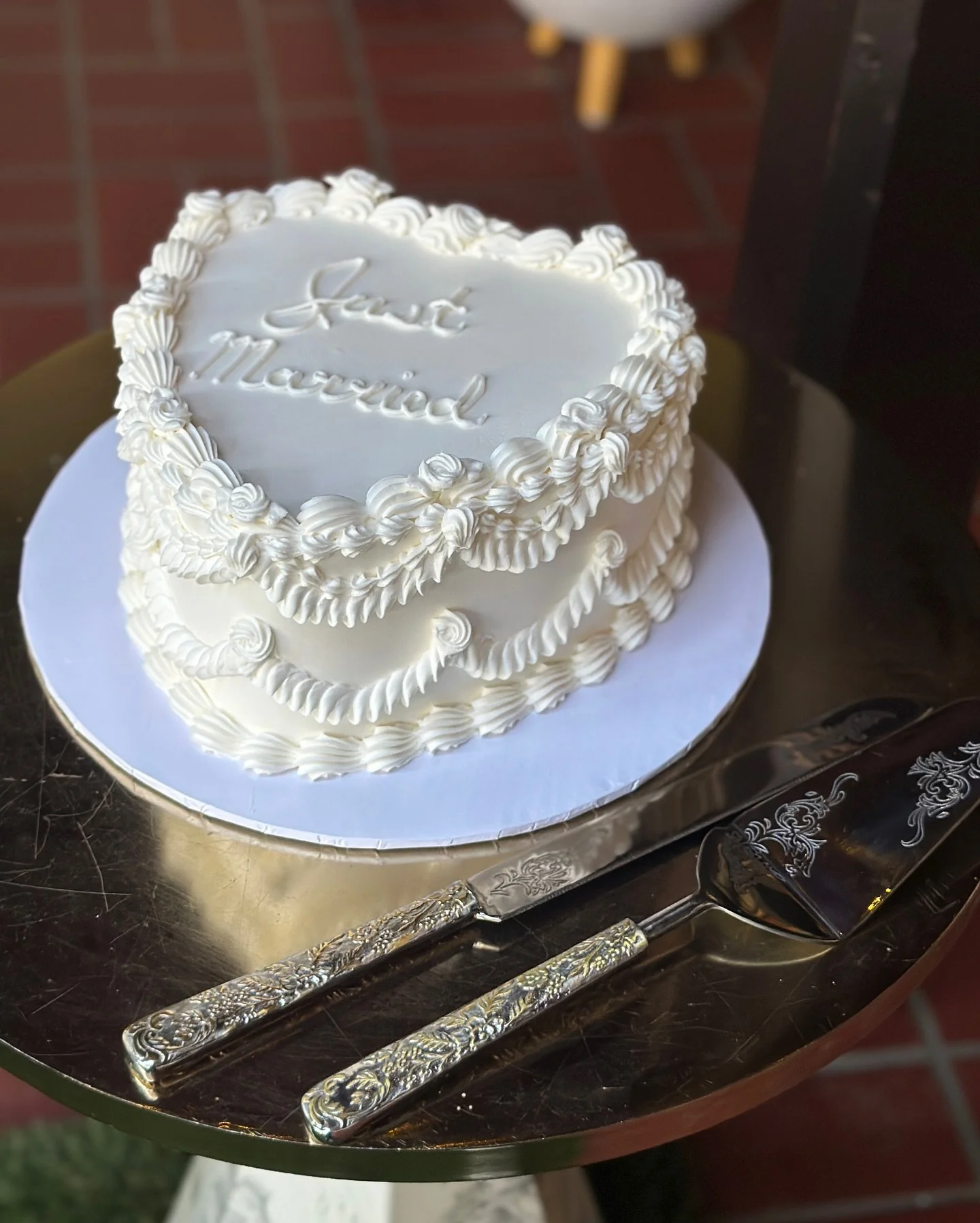 We absolutely 🤍 this vintage heart wedding cake