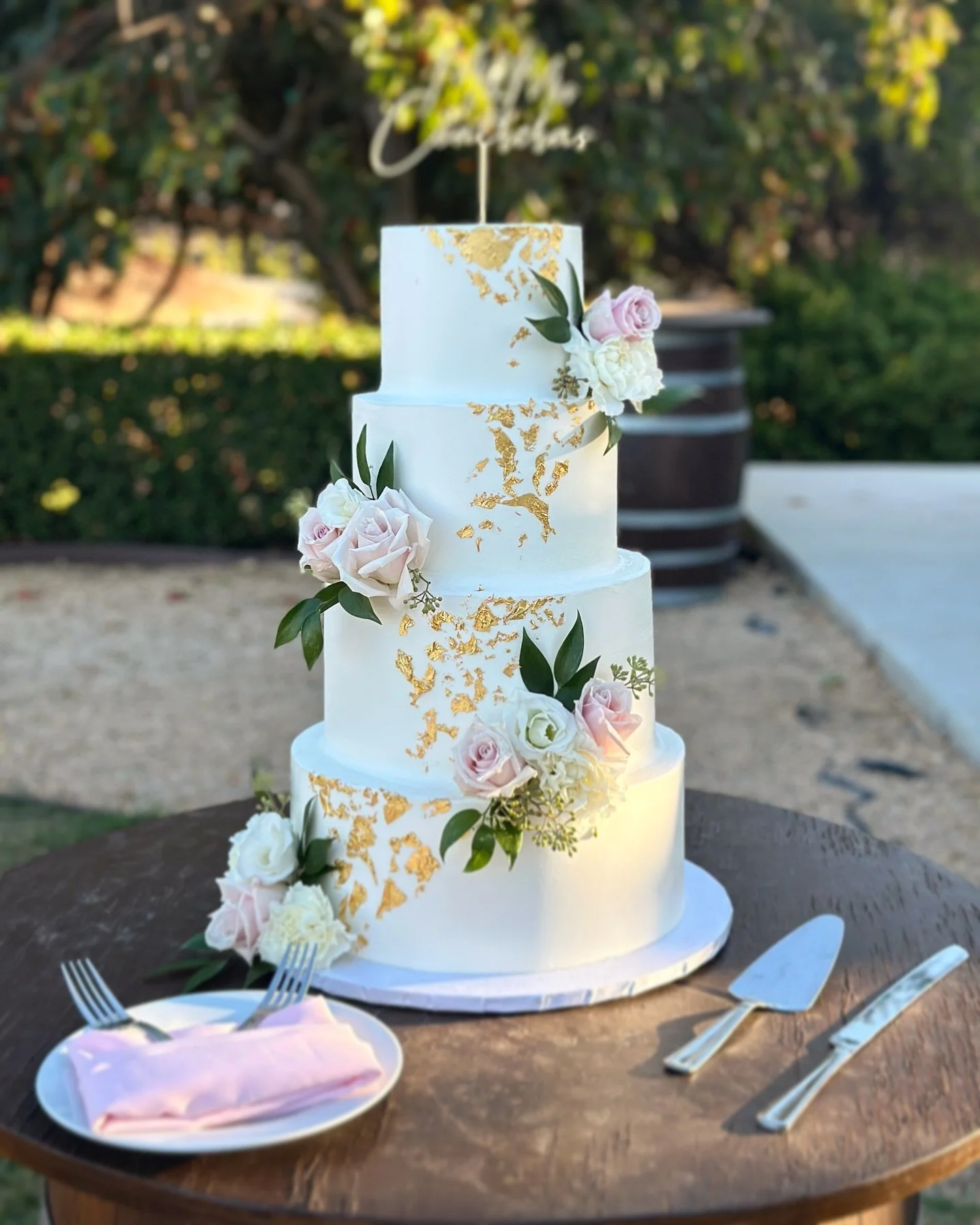 Gorgeous gold cascade with pink &amp; white florals. 🤩✨