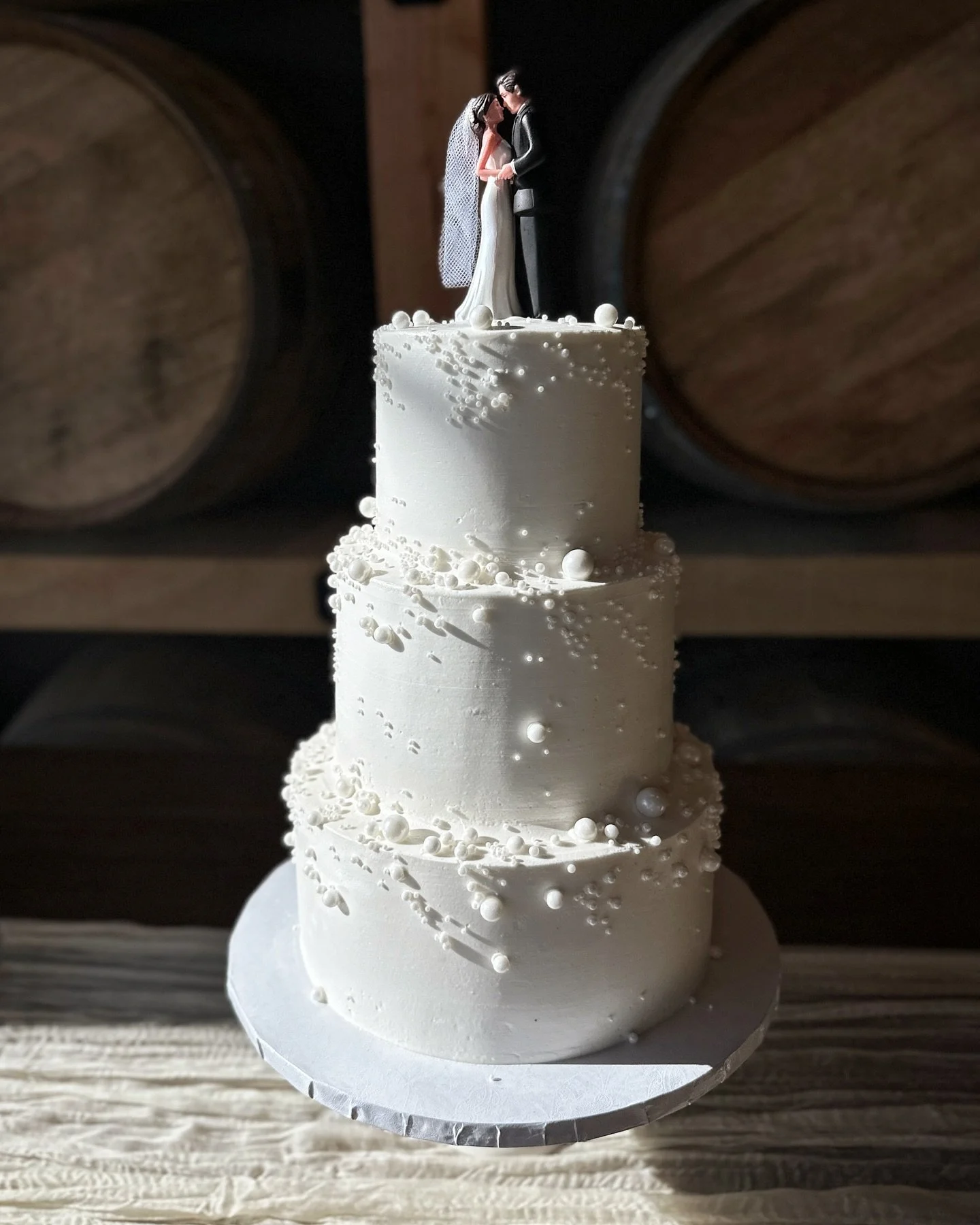 Classy pearl spray cake to dazzle your guests! 🪄🤍