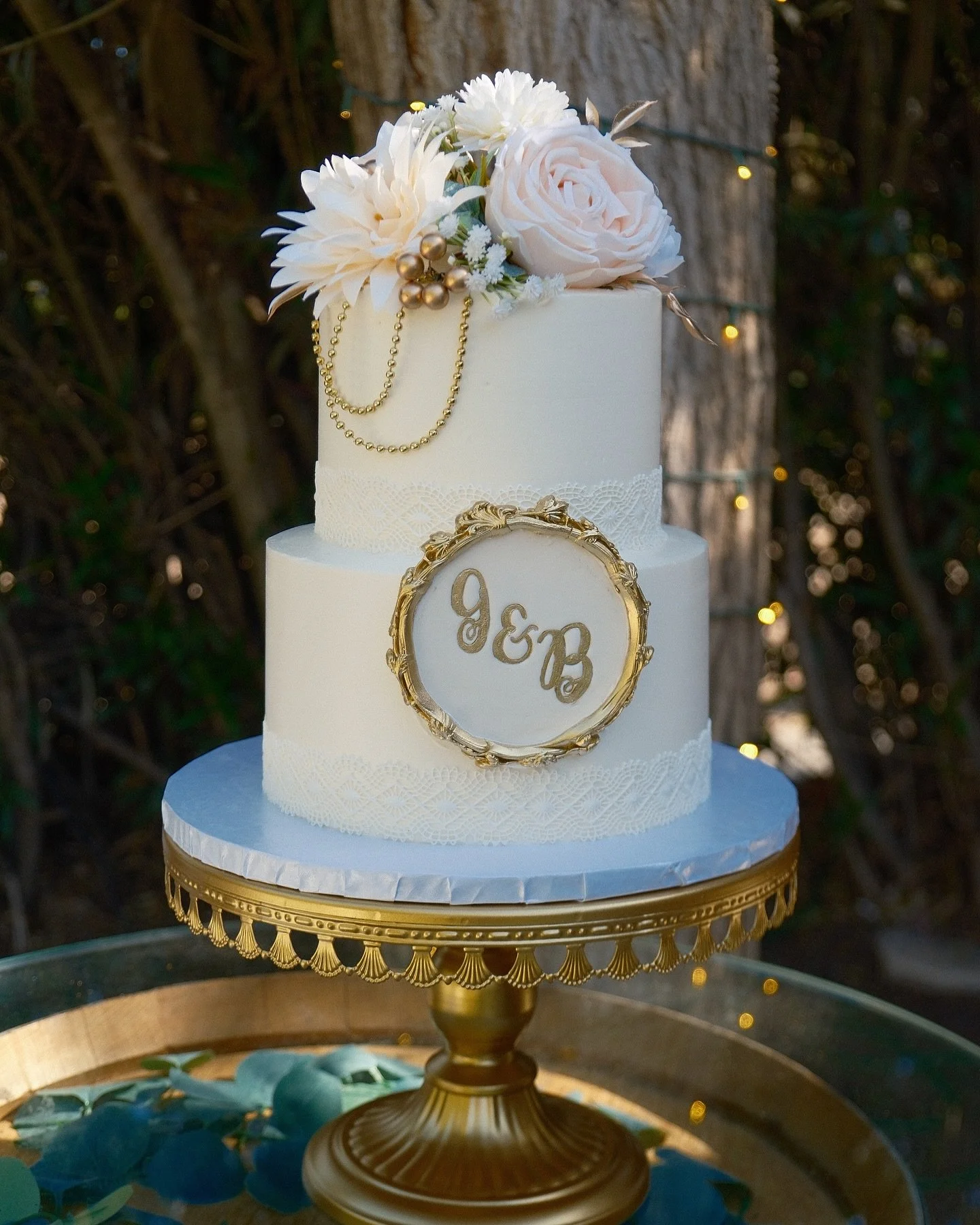 Beautiful lace and gold frame wedding cake 💛