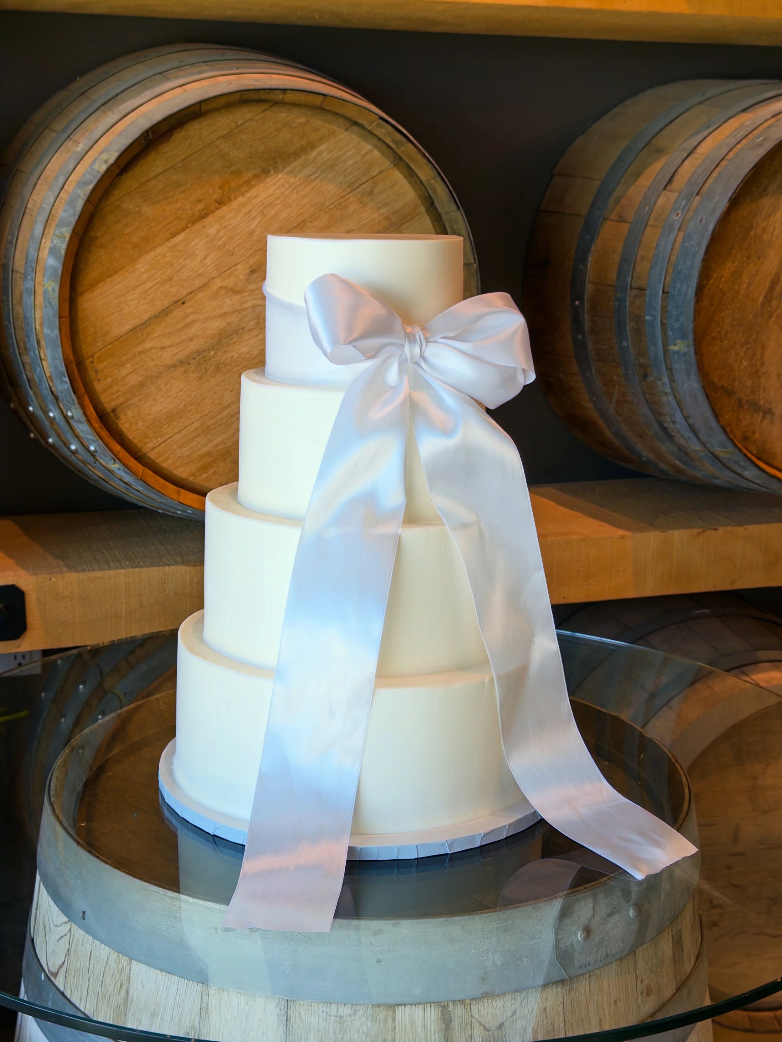 Simply elegant, love how the bow came out on this beautiful wedding cake 😊🤍 #weddingcake #bowcake #temeculawedding #classicweddingcake #cake